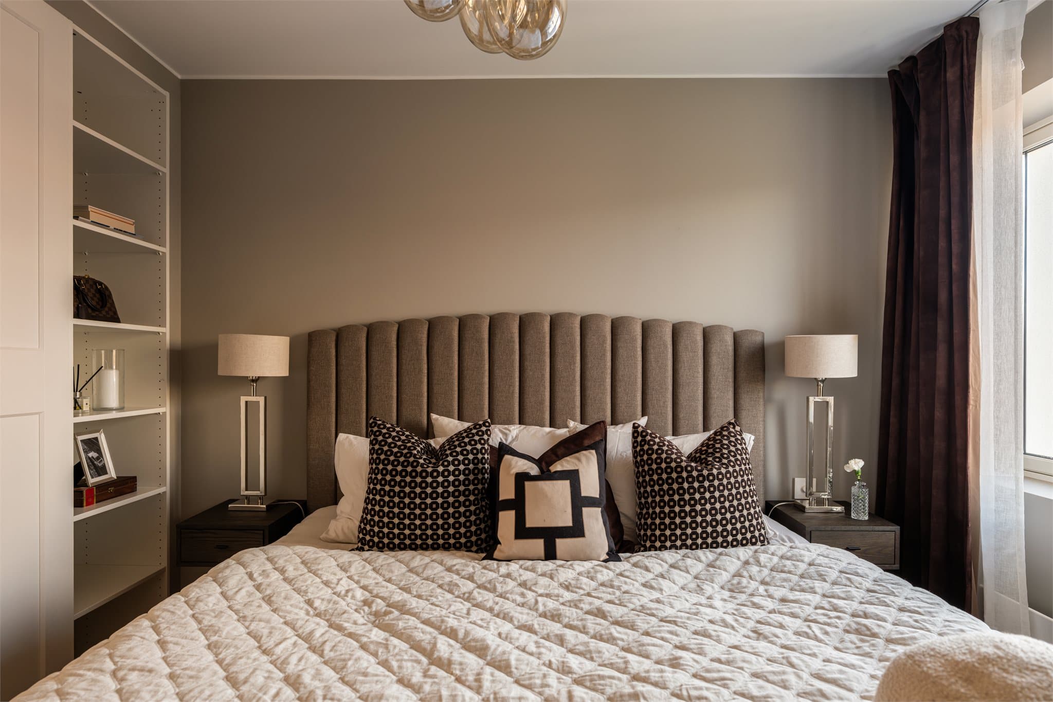 En plassbygget garderobeløsning gir oppbevaring og et ryddig uttrykk.