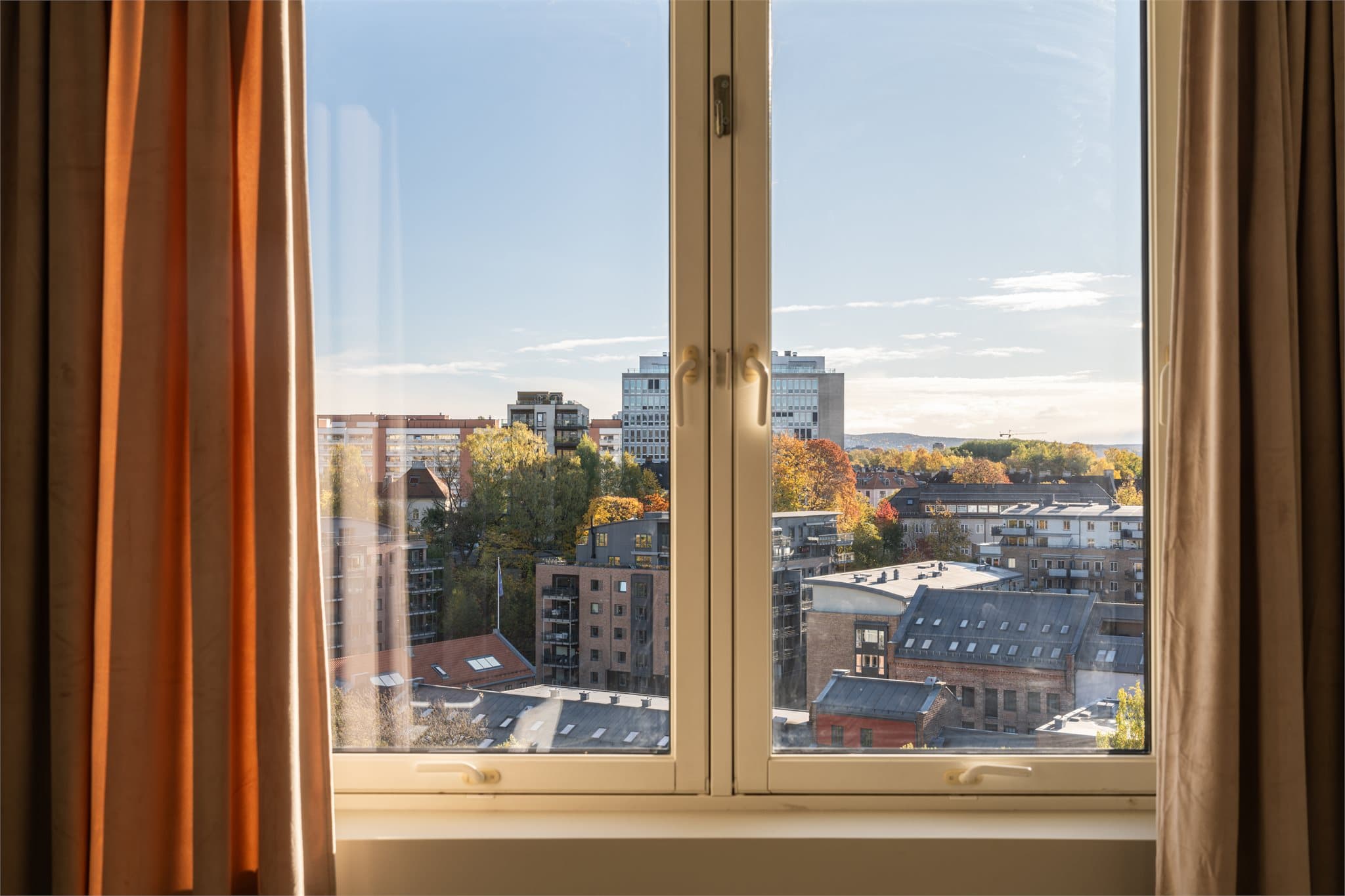 Vinduene med 2-lags isolerglass fra 2007 slipper inn godt med lys.