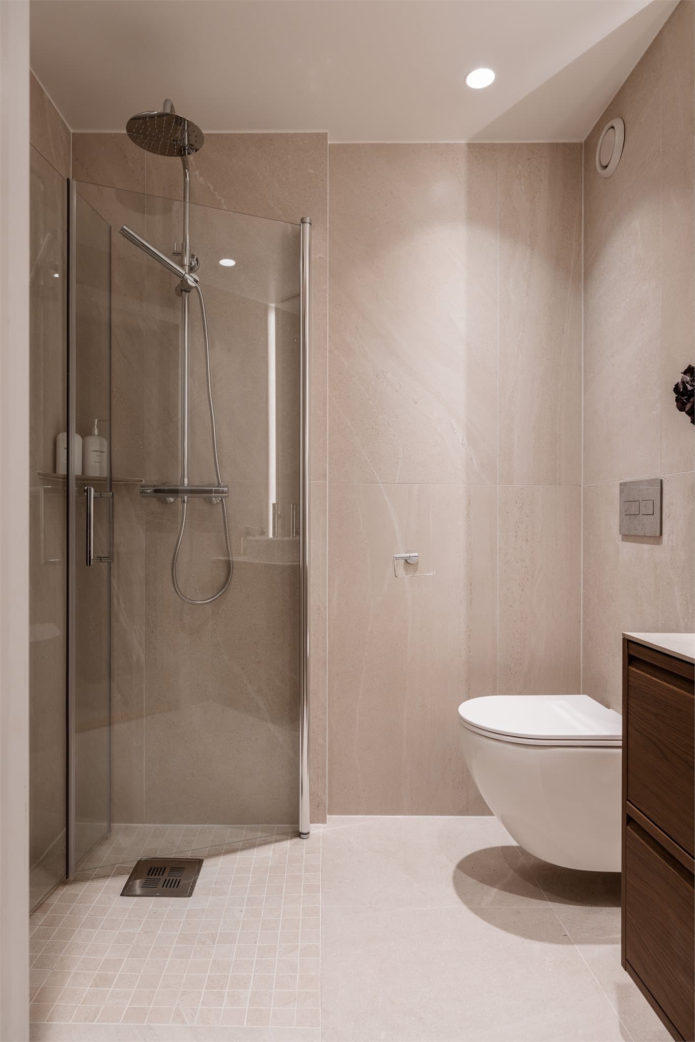 Badet er overflateoppusset i 2026, med fliser i varme toner og elektrisk gulvvarme.