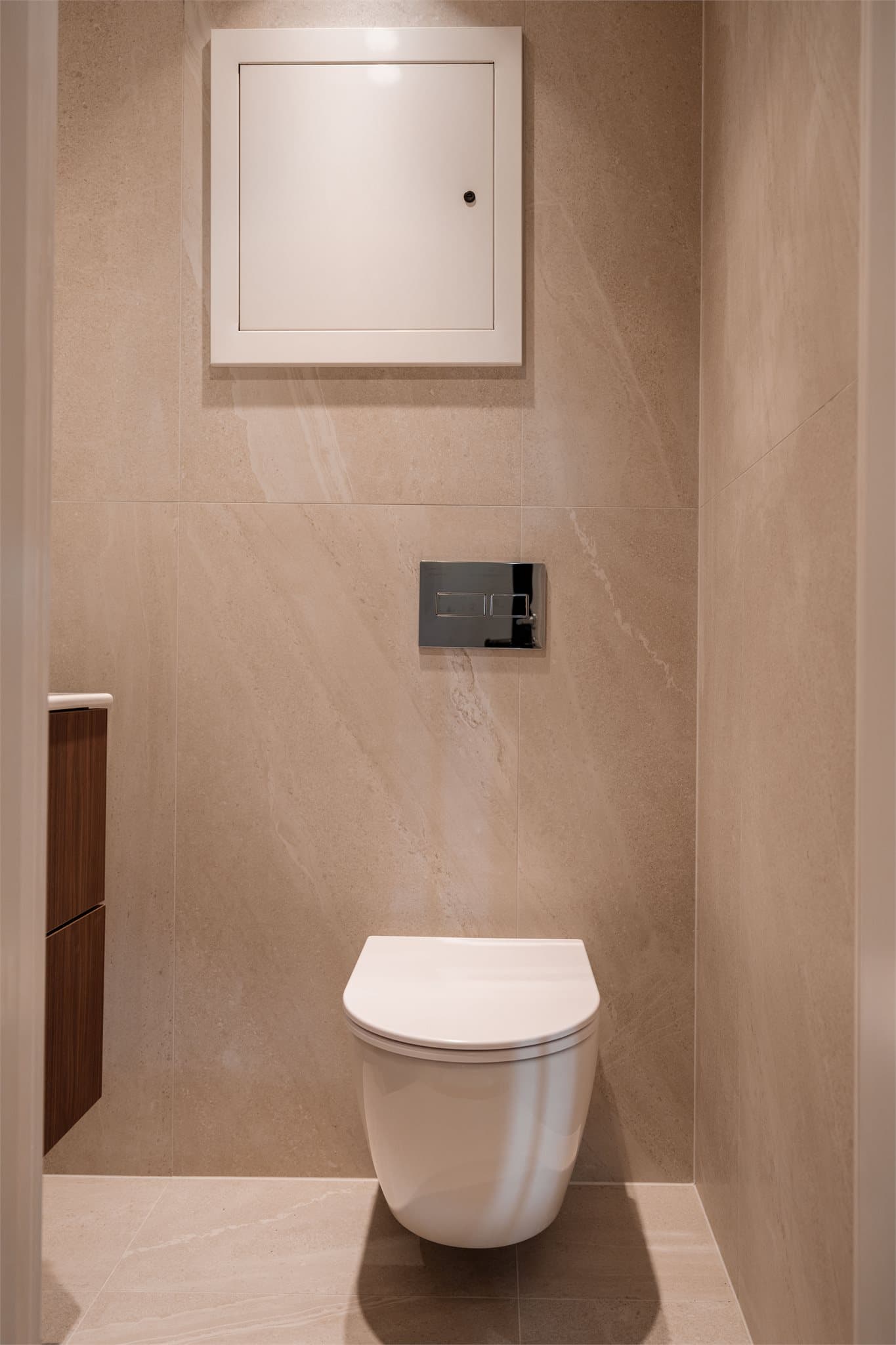 Leiligheten har et separat toalettrom, praktisk plassert i tilknytning til gangen.