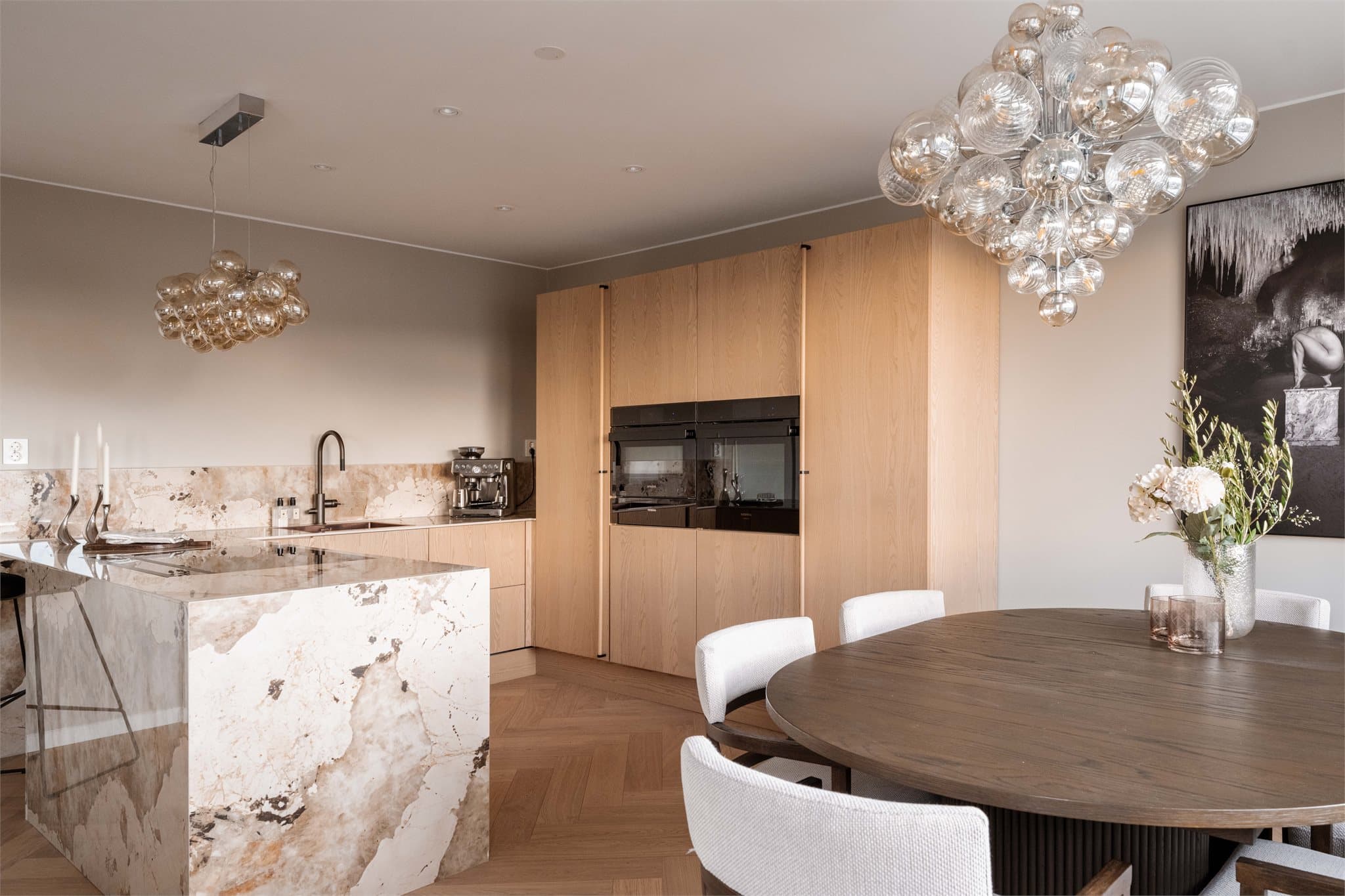 Kjøkkenet er fullt utstyrt med integrerte hvitevarer av høy kvalitet fra Miele.