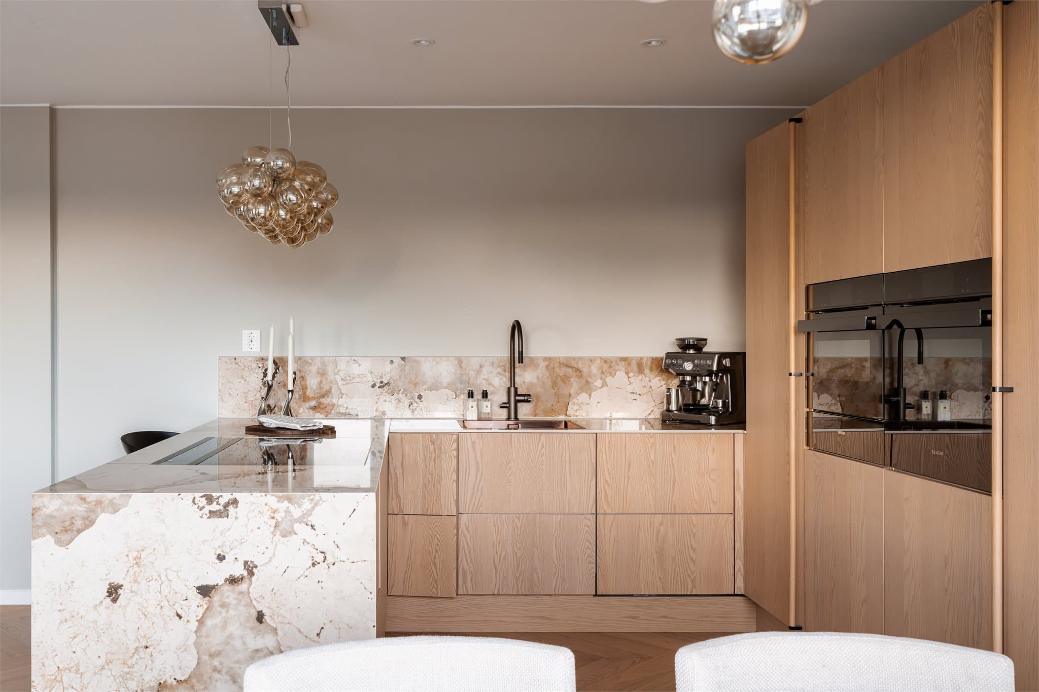 Innredningen har stilrene, glatte fronter i eik som gir et varmt og moderne uttrykk.