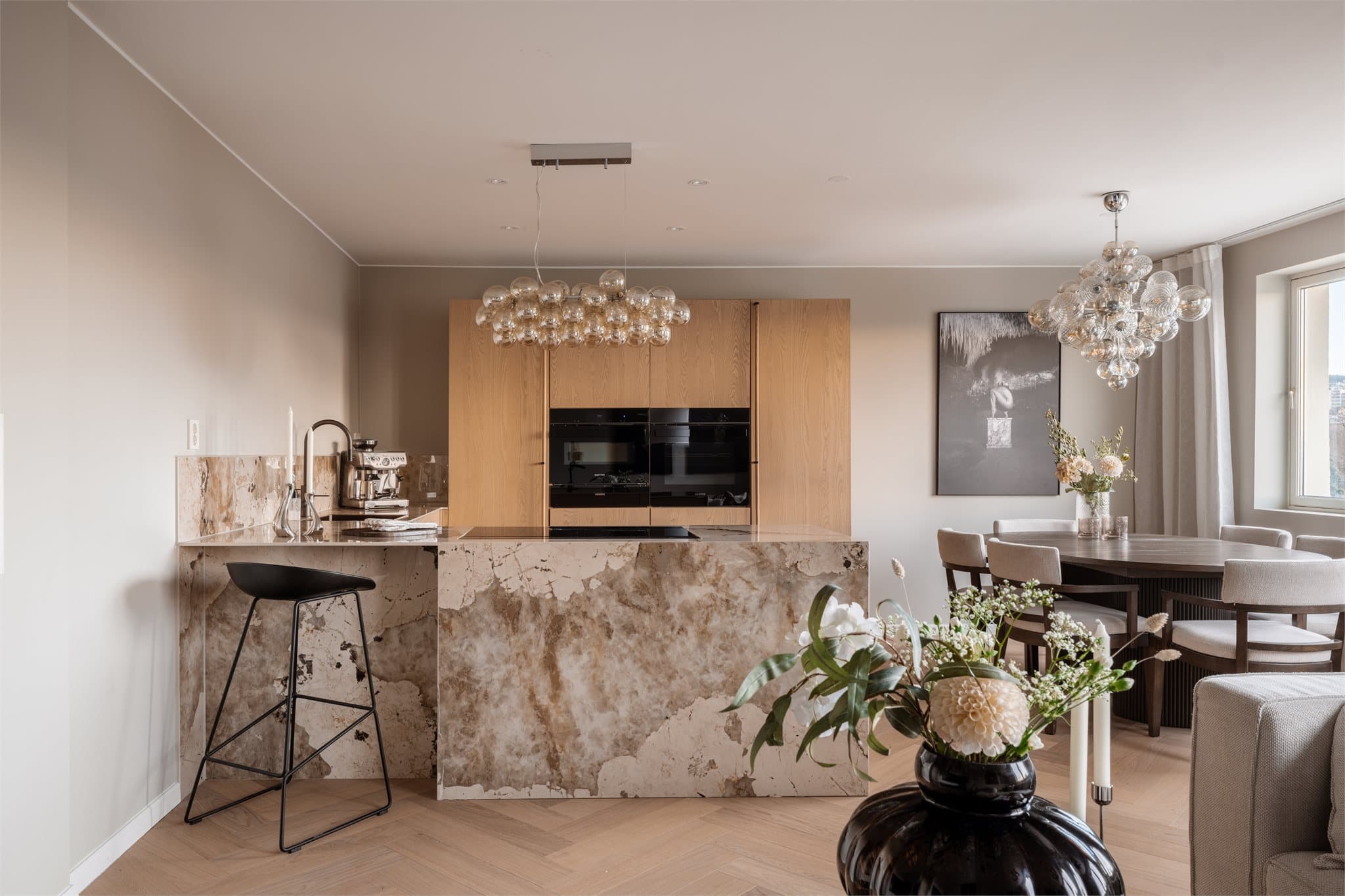 Kjøkkenøya er kledd i den særpregede Dekton-steinen Khalo fra Stonedinavia.