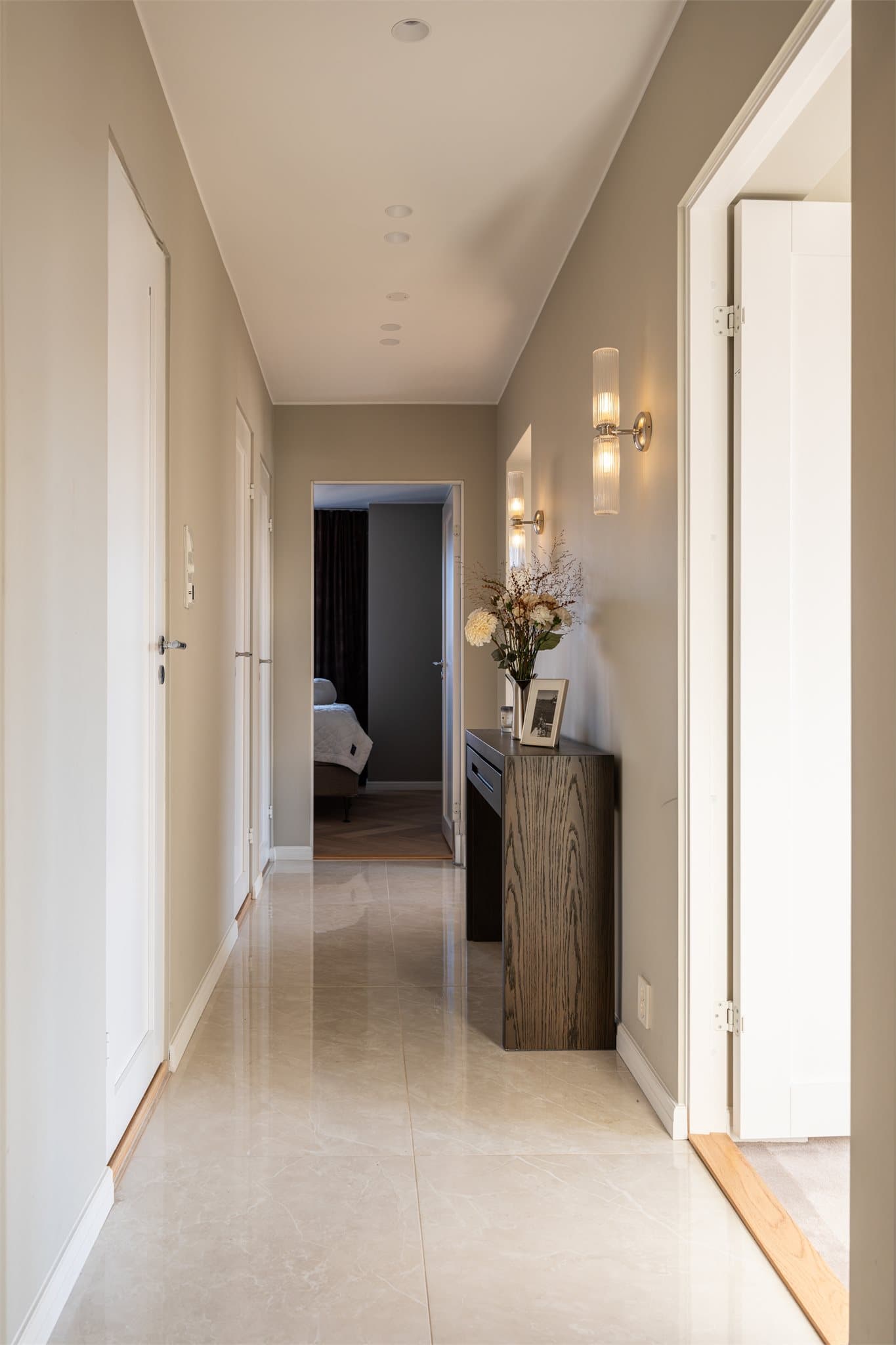 Entréen er innbydende med et delikat, flislagt gulv og elektrisk gulvvarme.