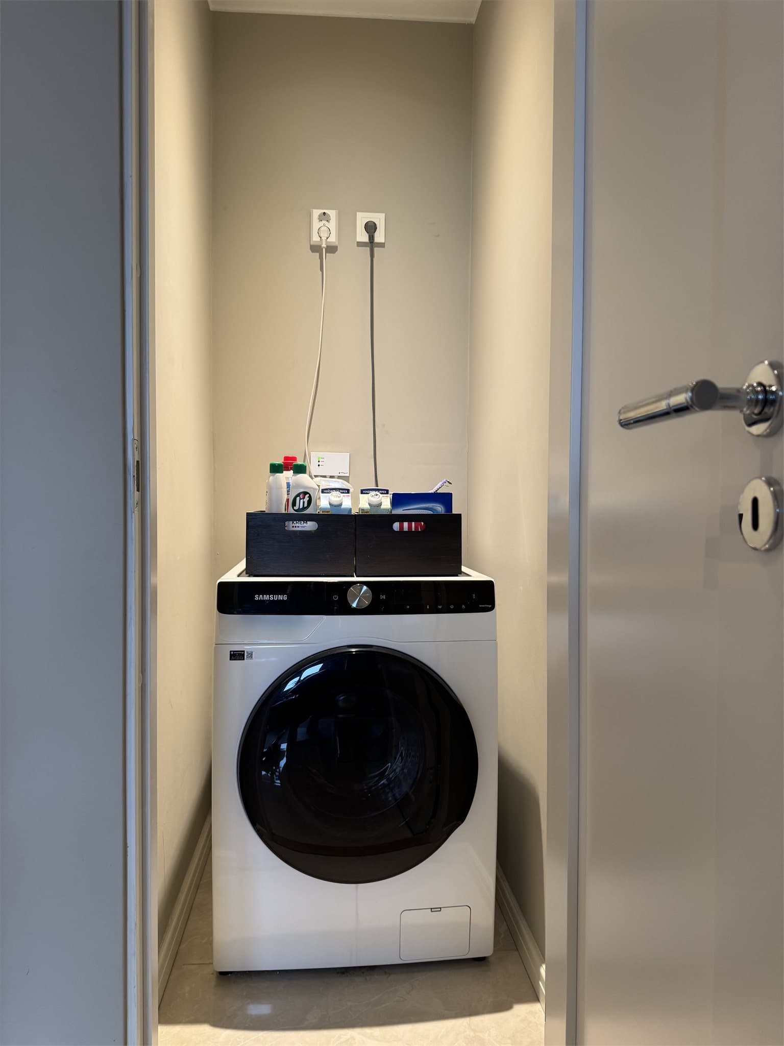 Boligen har også et eget vaskerom med opplegg for vaskemaskin og tørketrommel.