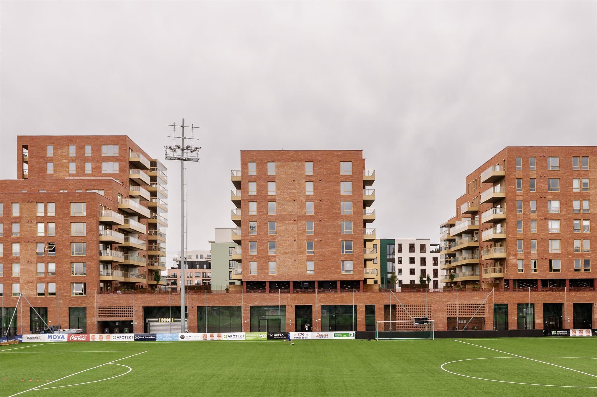 Rolvsrud stadion ligger bokstavelig talt utenfor døren. Fra balkongen ser du gressmattene og tribunen, og friidrettsbanen med løpebaner og treningsapparater er like ved siden av.