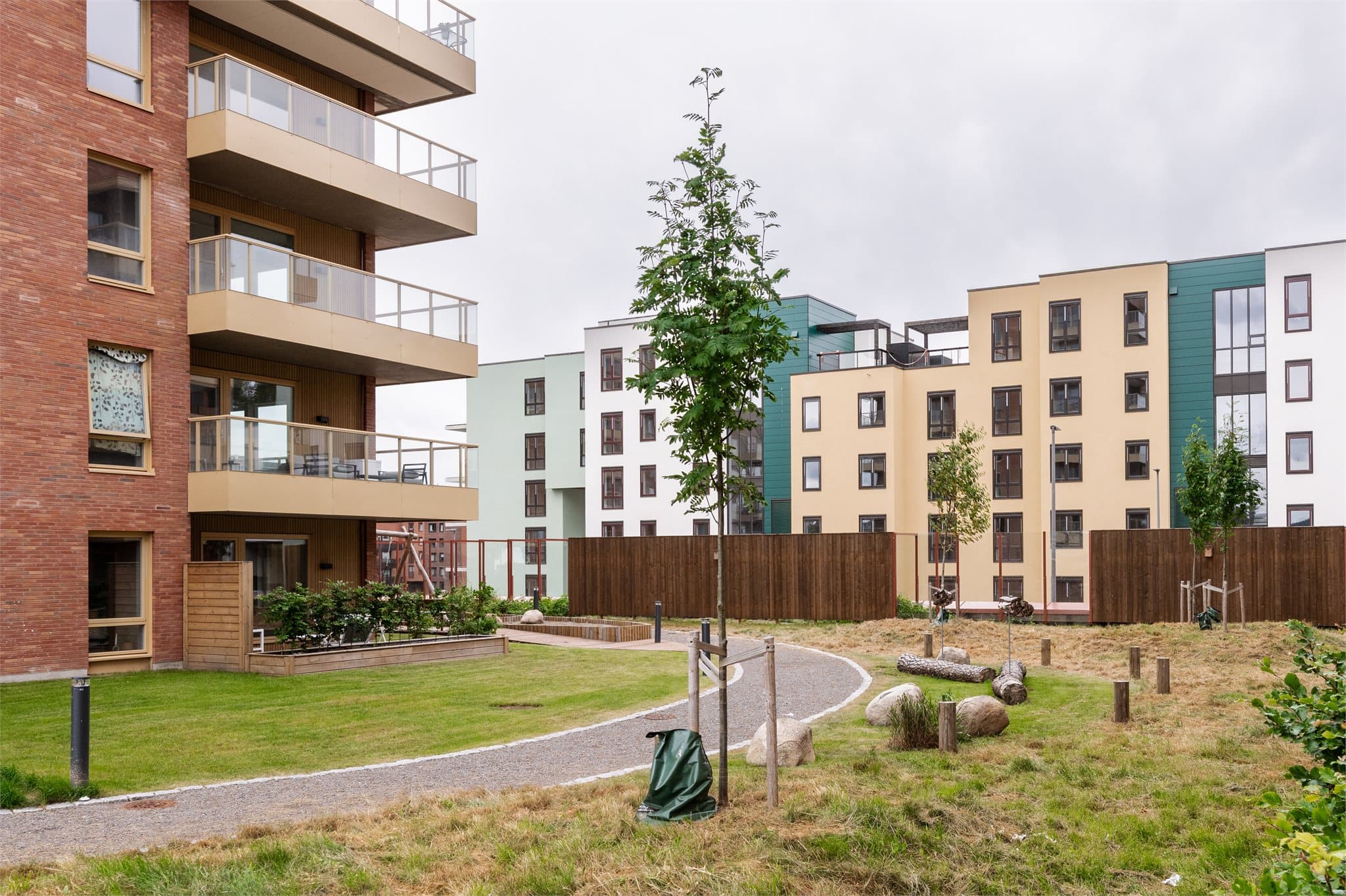 Fellesområdene er pent opparbeidet med grøntarealer, gangstier og beplantning.