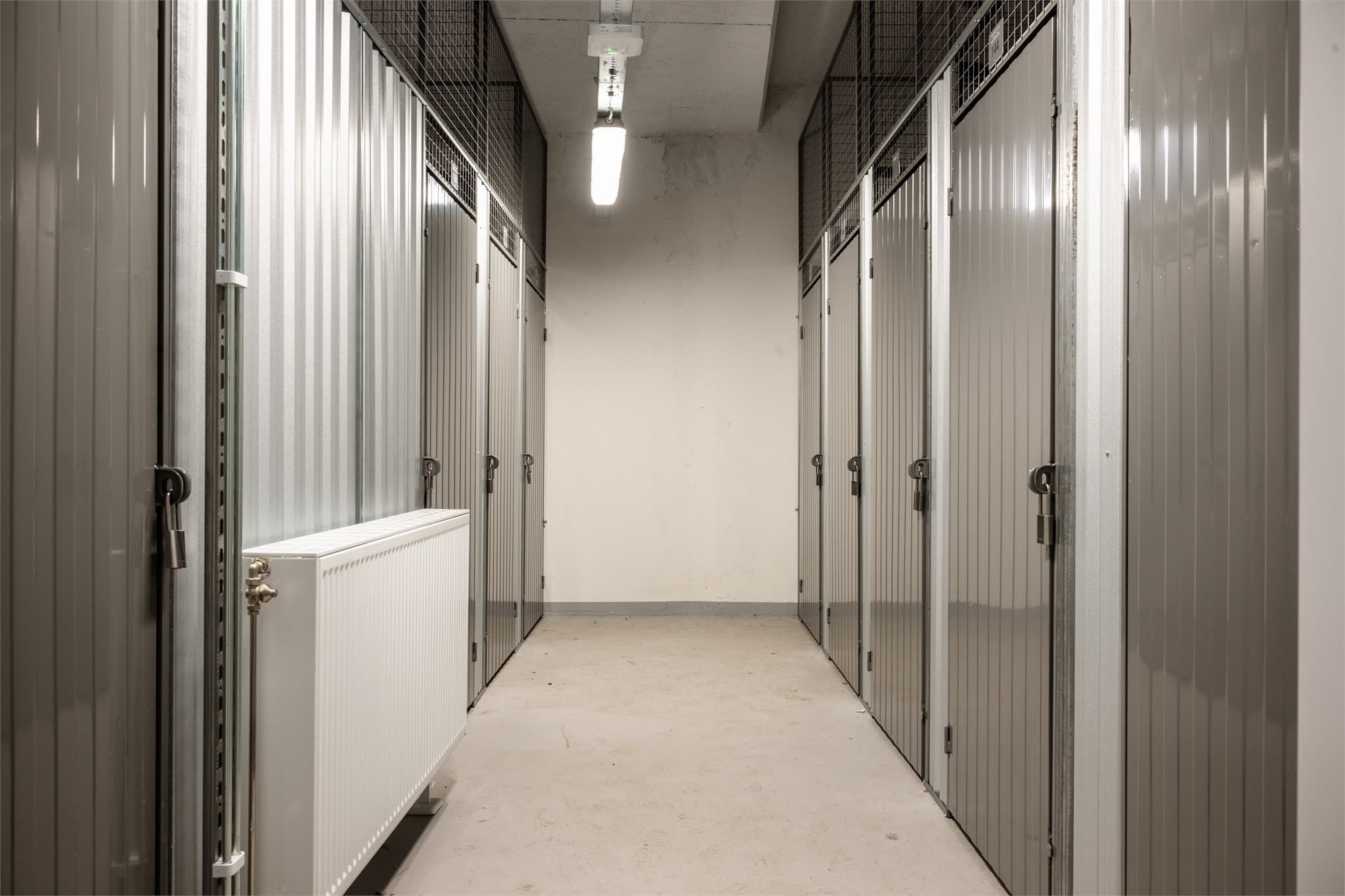 Leiligheten disponerer en sportsbod på ca. 5 m² i kjelleren.