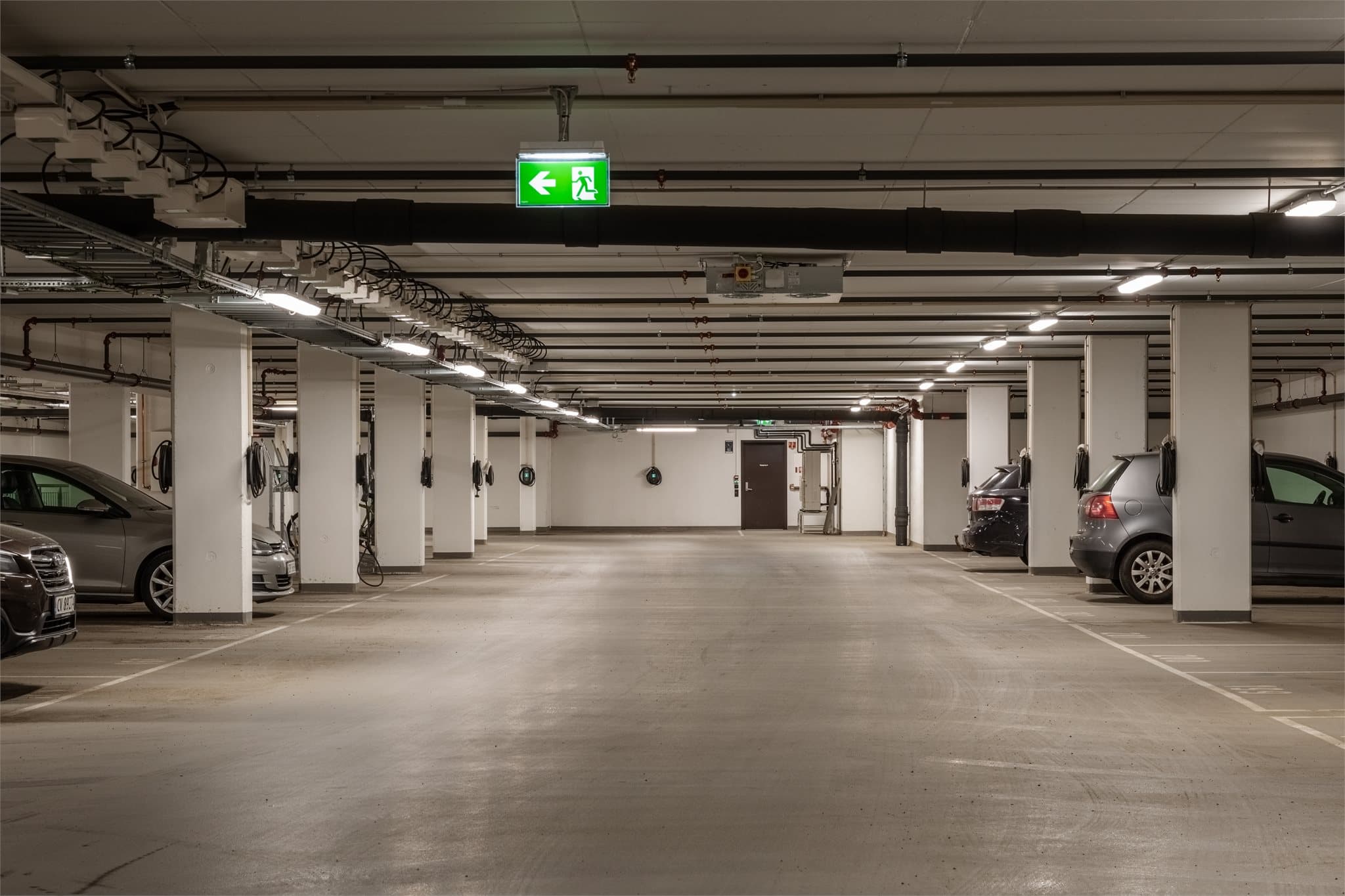 Mulighet for leie av parkeringsplass i felles garasjeanlegg med tilgang til elbillading. Det er også mulighet for kjøp av plass, gitt at det er plasser til salgs.