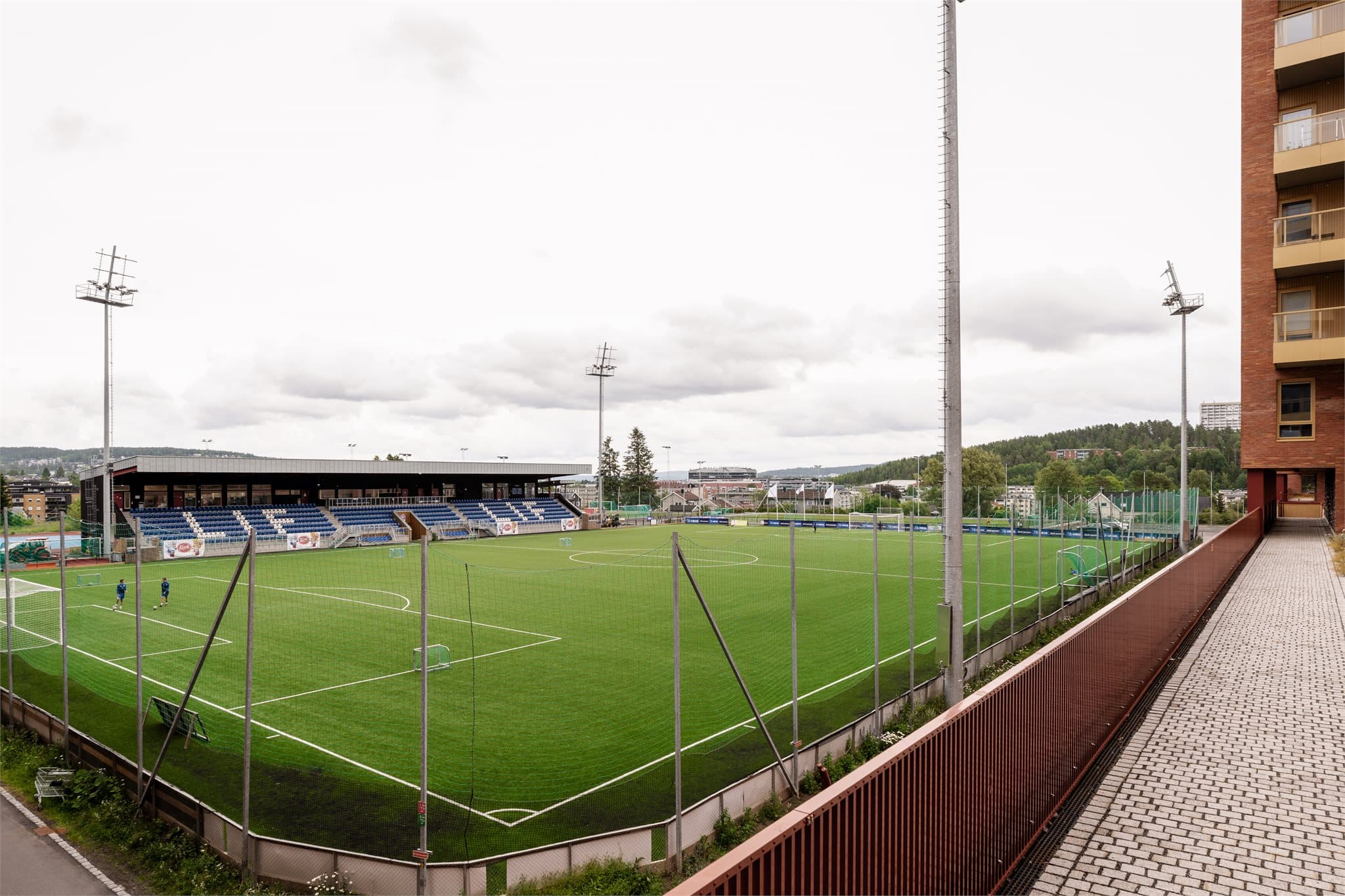 Idrettsgata lever opp til navnet med Rolvsrud stadion for fotball og friidrett som nabo.