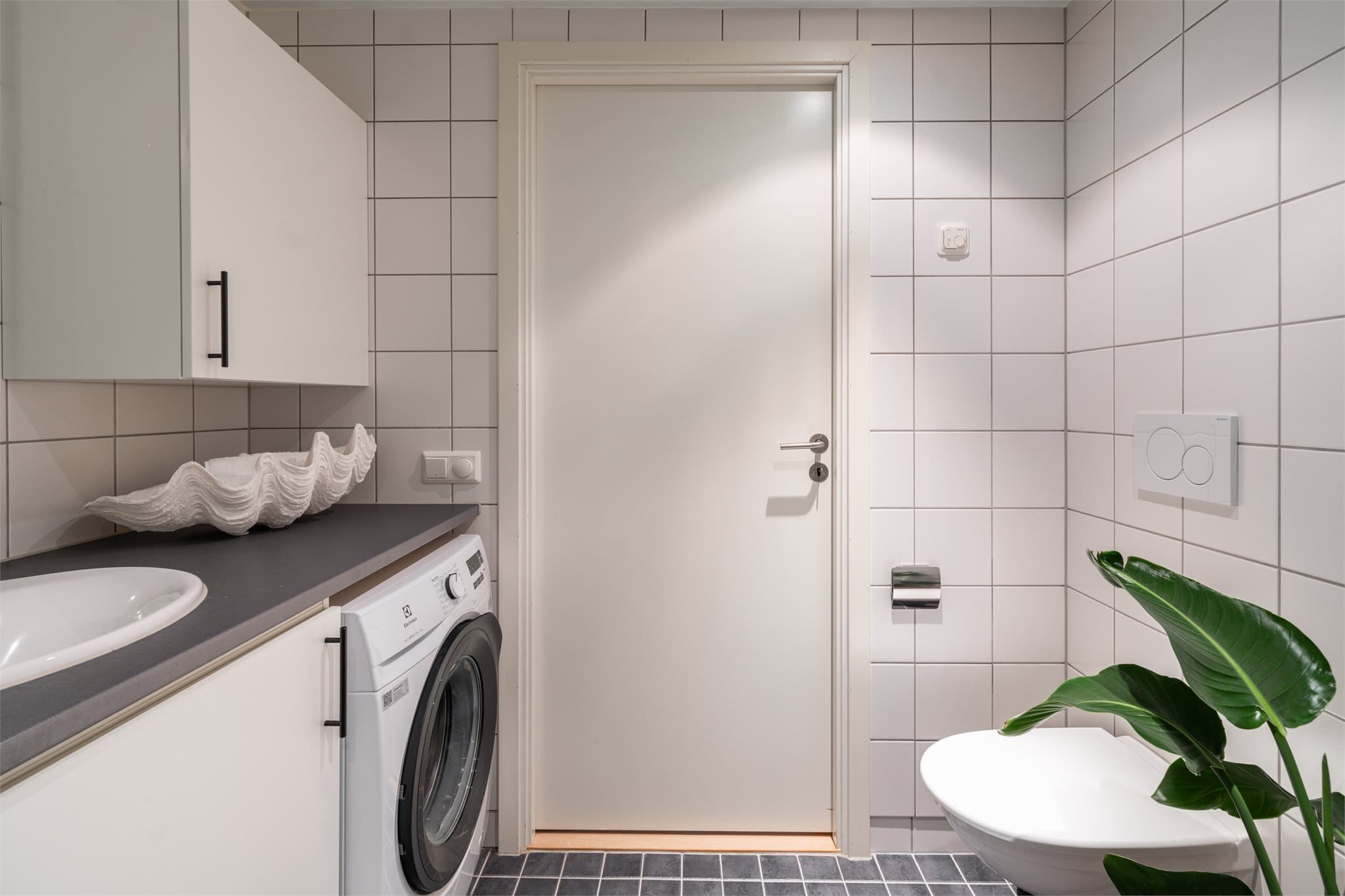 Videre byr badet på god lagringsplass og opplegg for vaskemaskin.