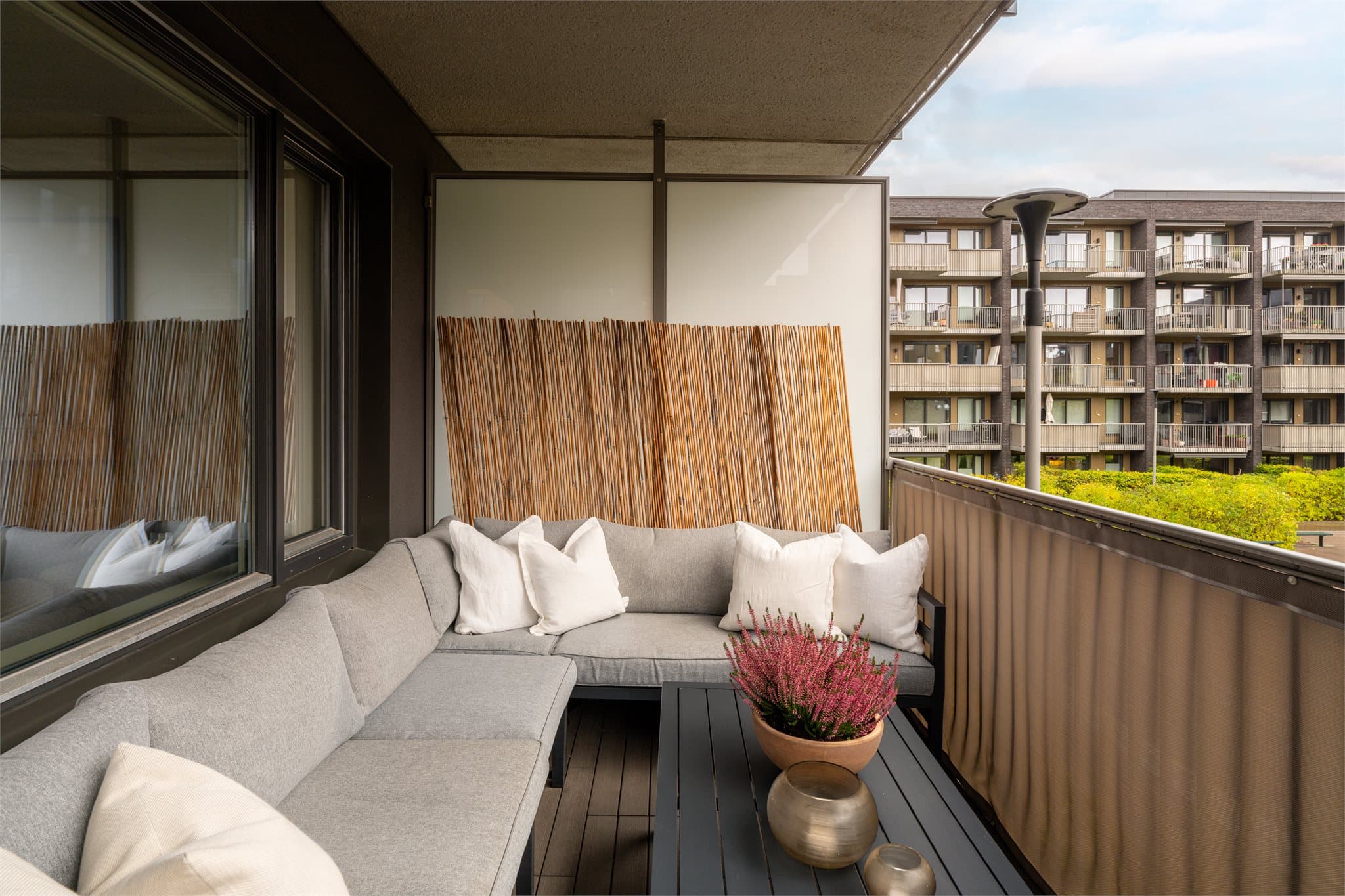 Balkongen er 9 m² og har god plass til utemøbler, grill og det man måtte ønske.