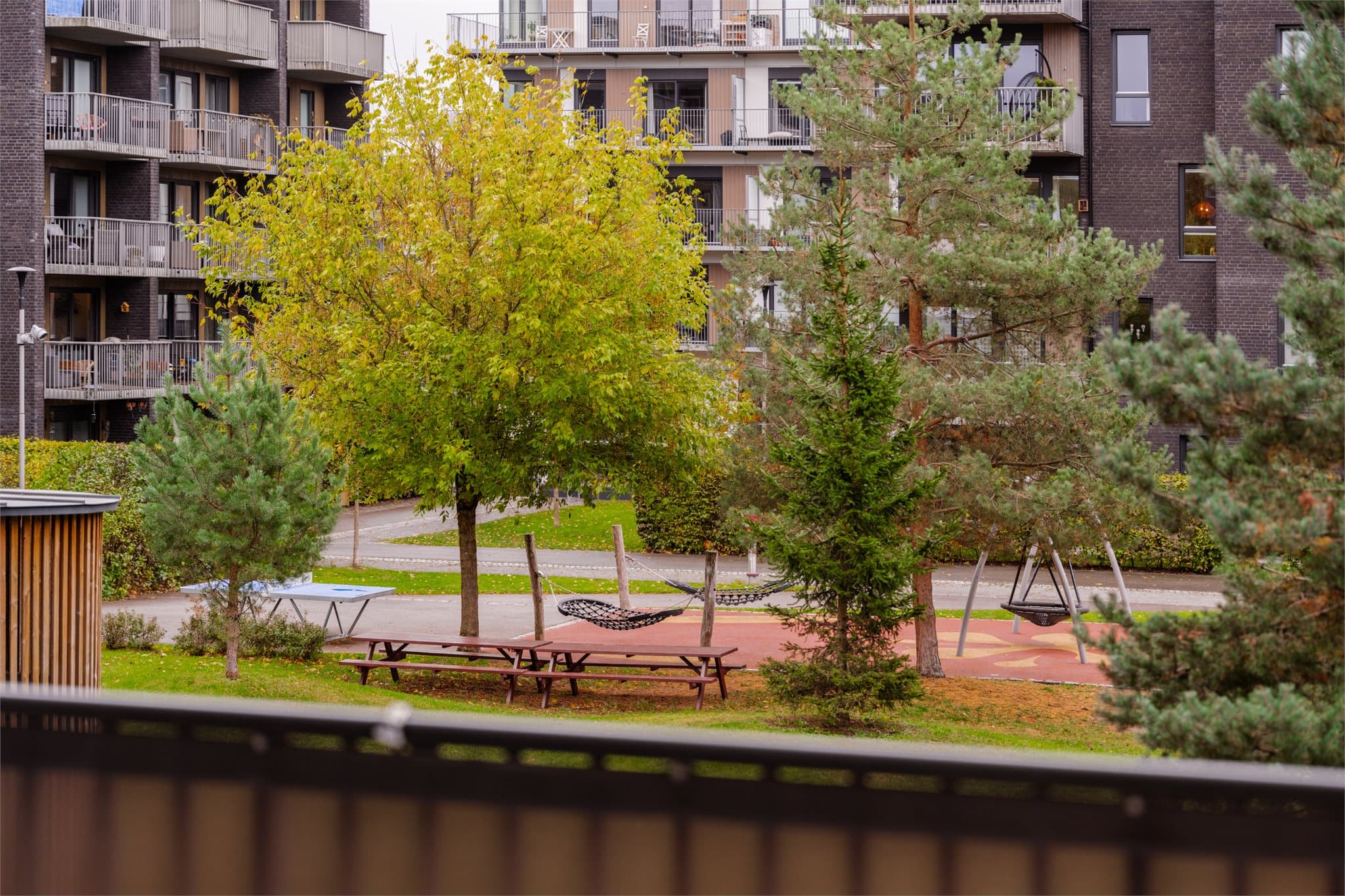 Rett utenfor balkongen finner dere store, flotte grøntområder med god plass til lek og uteopphold for både store og små.