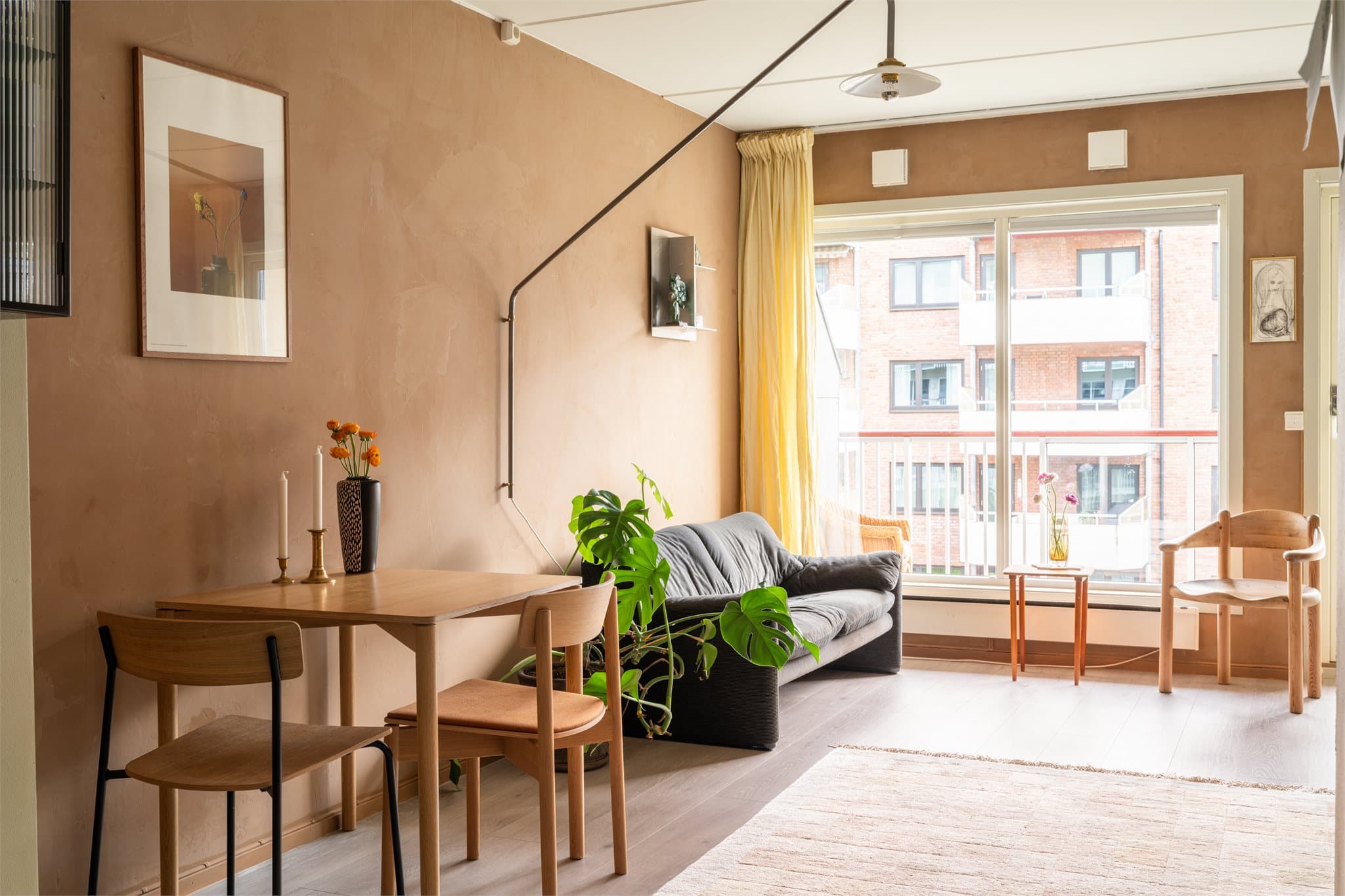 Store vindusflater slipper inn rikelig med dagslys og gir en luftig romfølelse. Her er det god plass til både sofakrok, spisebord og en seng.