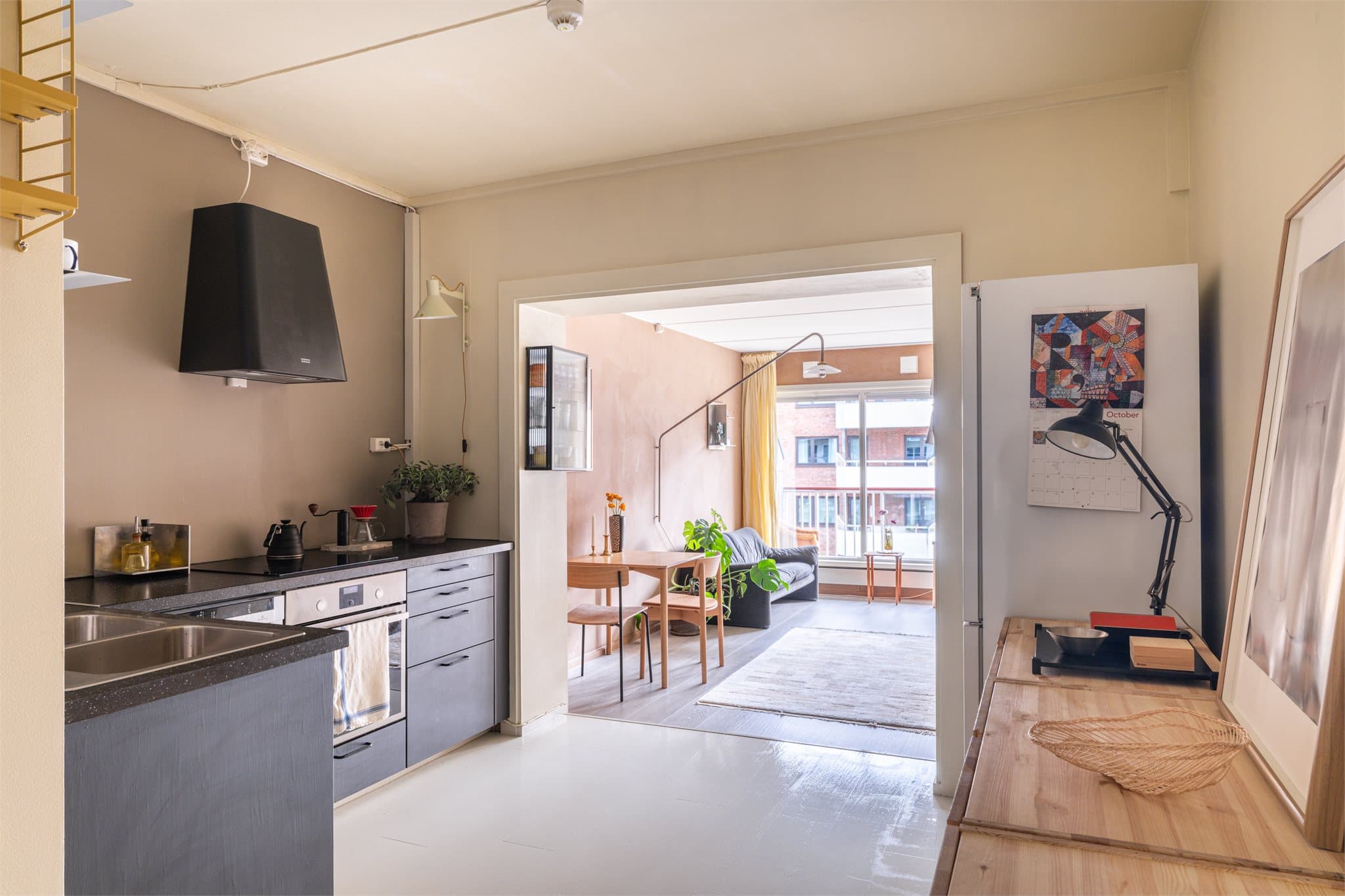 Bygget har vinduer med isolerglass fra 2011 og oppgradert sikringsskap med automatsikringer, jordfeilbryter og overspenningsvern. Leiligheten fremstår som godt vedlikeholdt og klar for innflytting.