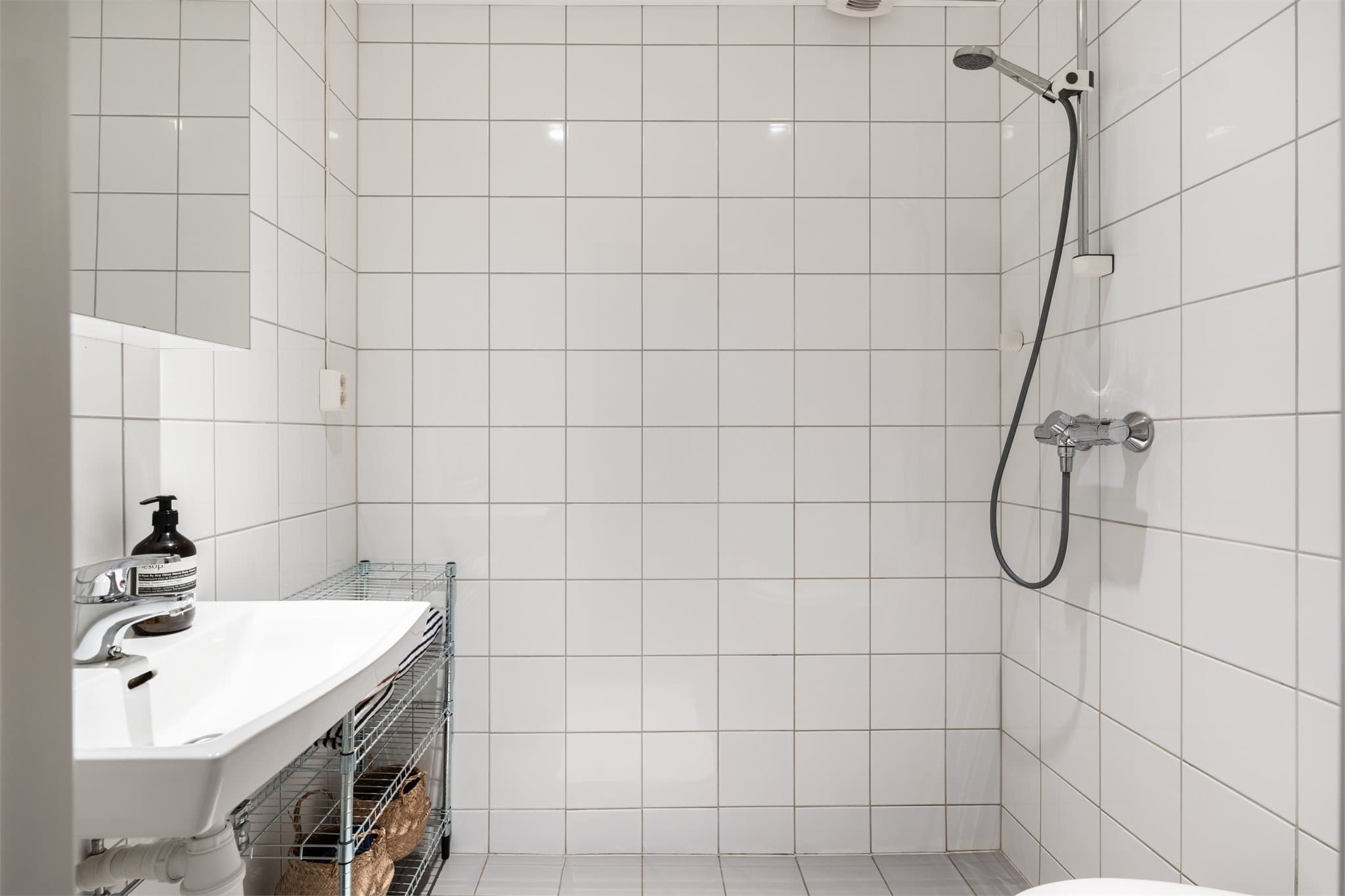 Baderommet ble etablert i forbindelse med modernisering av bygget i 2012, og har flislagte vegger og gulv med varme.