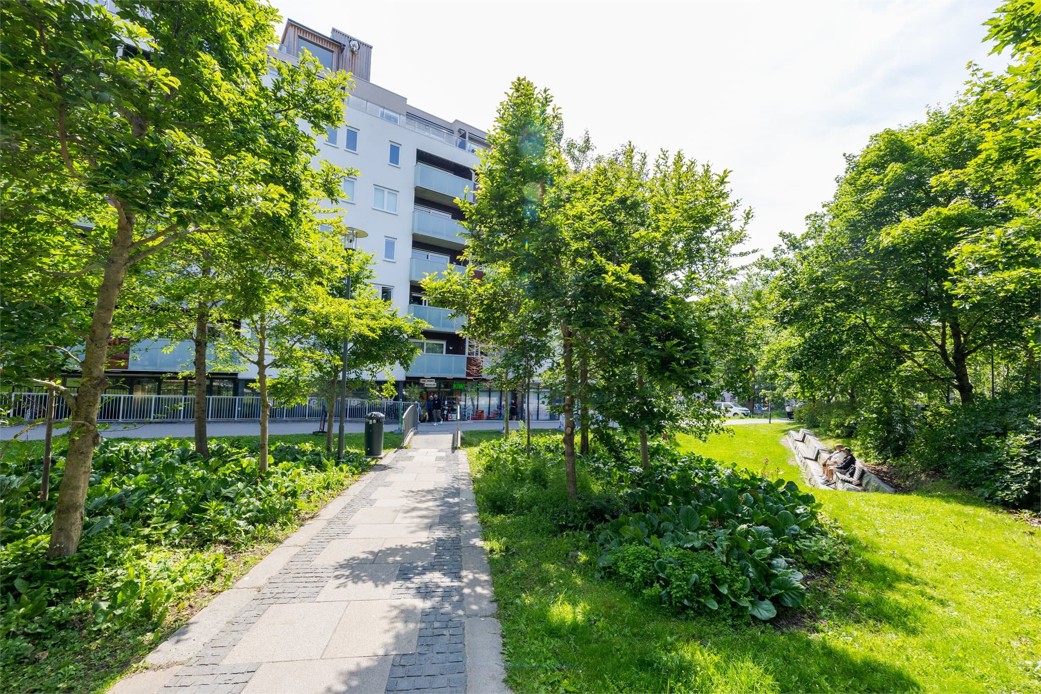 Leiligheten ligger sentralt til med kort avstand til parker og butikker.