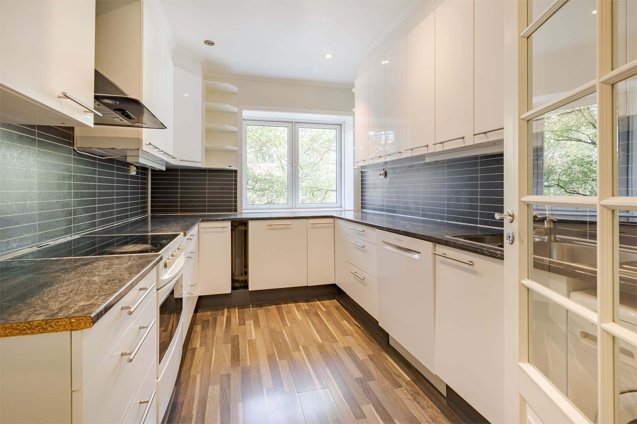 Her har du god skapplass og arbeidsplass på benk.