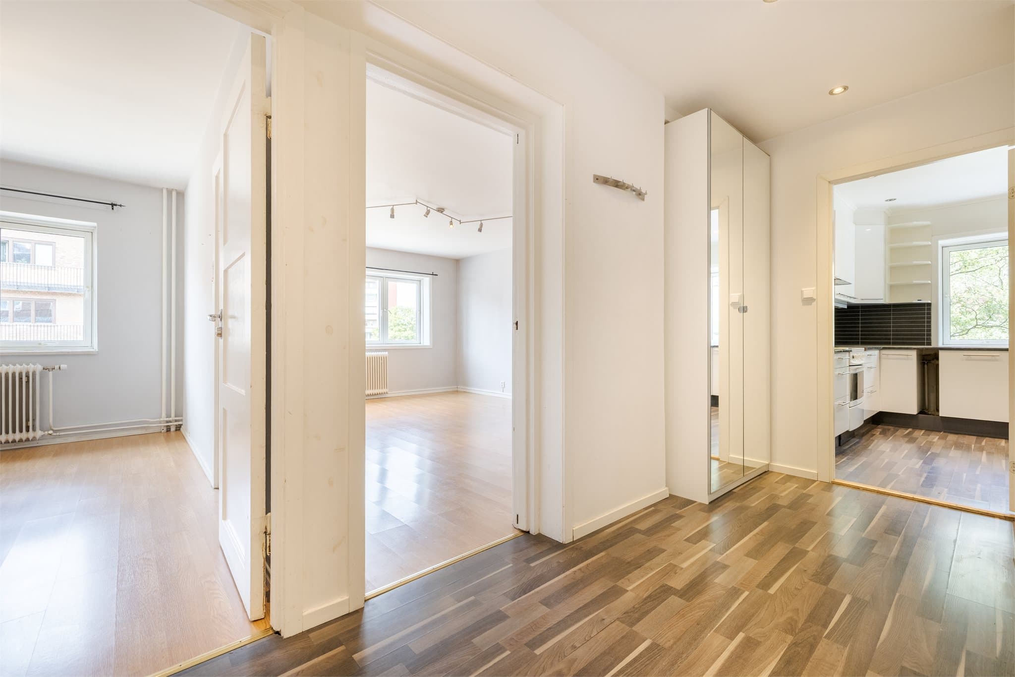 Fra gangen har du inngang til soverom, stue, kjøkken og bad.