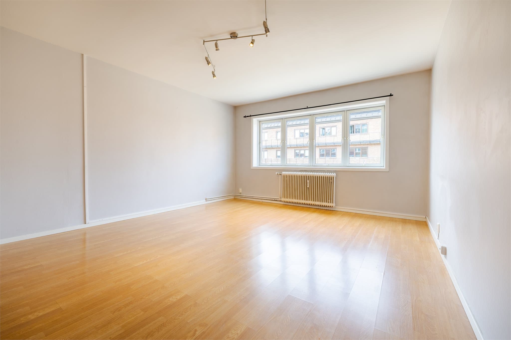 Stor og romslig stue med godt innslipp av lys.