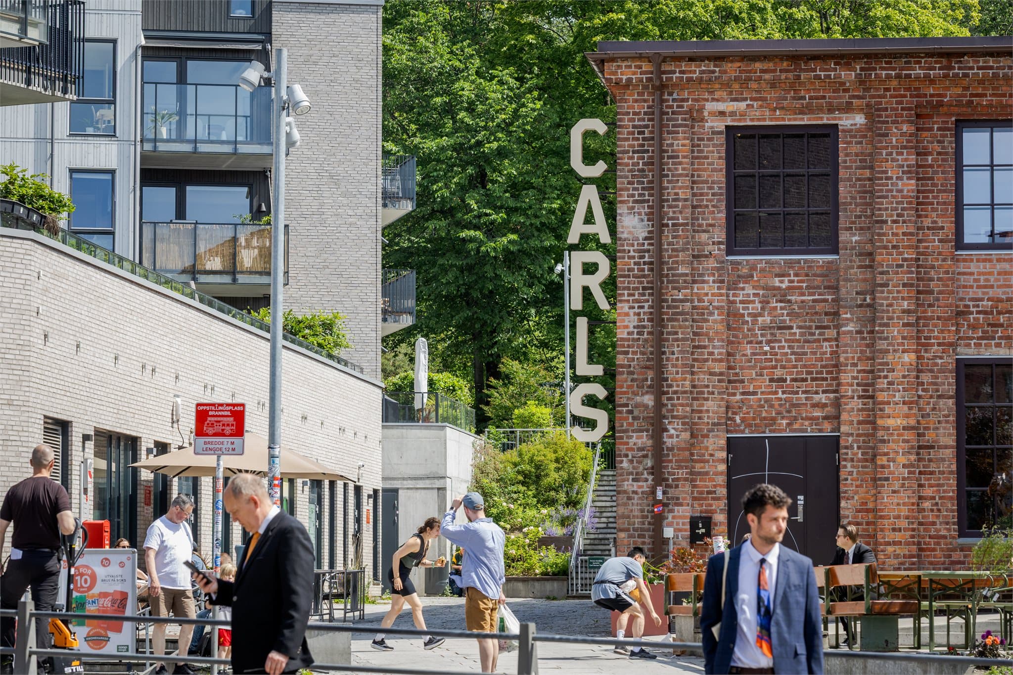 Like i nærheten finner vi Carls. Dette er et samlingspunkt for bydelen.