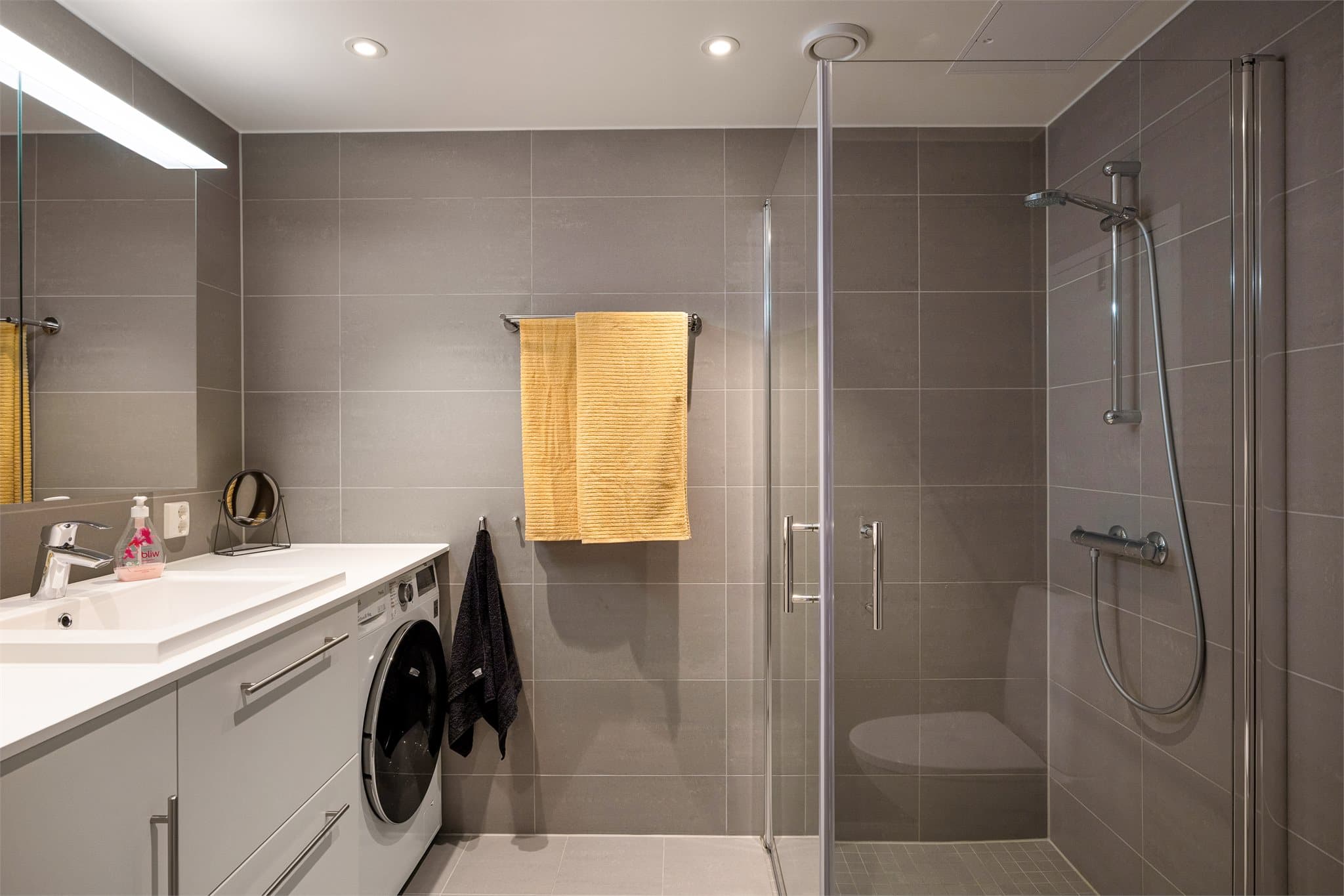 Badet er helfliset med behagelig, vannbåren gulvvarme og har opplegg for vaskemaskin.