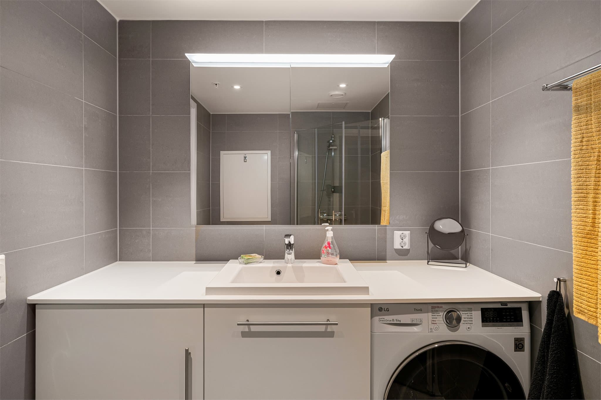 Servant nedfelt i en heldekkende benkeplate gir gode avlastningsflater på badet.