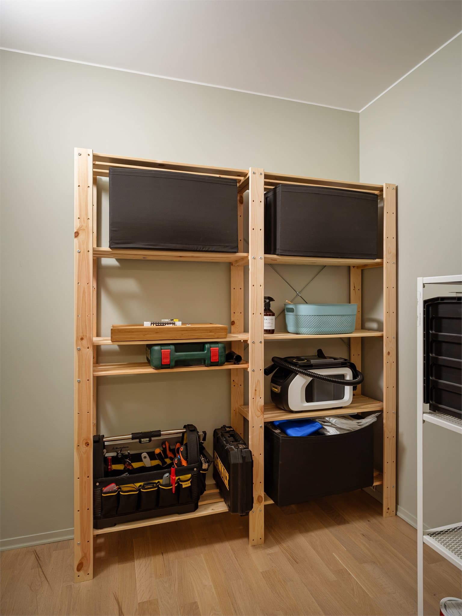 En praktisk innvendig bod gir rikelig med ekstra lagringsplass. Boden ligger tilknyttet entreen.