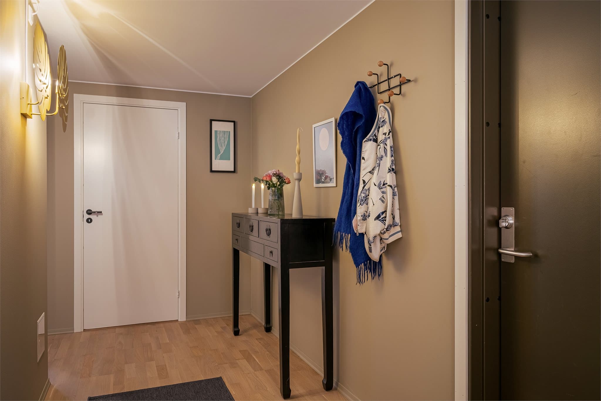 Her er det praktisk plass til å henge fra seg yttertøy og sko, samtidig som planløsningen sørger for en ryddig og oversiktlig ankomstsone.