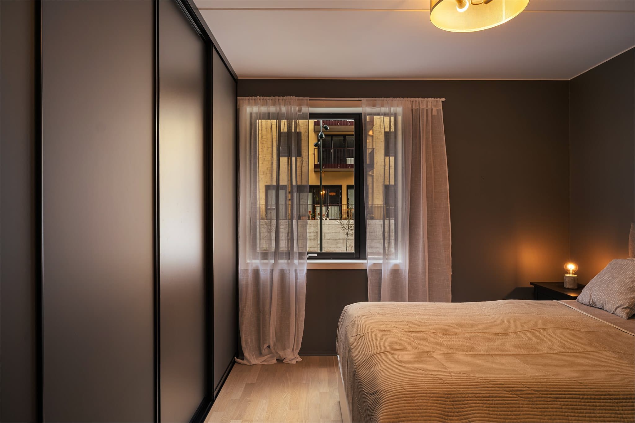 En stor skyvedørsgarderobe fra Kvik sørger for rikelig med oppbevaringsplass og en ryddig romfølelse.