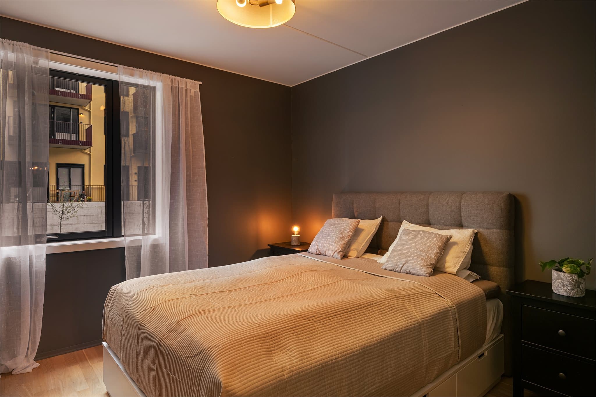 Hovedsoverommet er romslig og har god plass til dobbeltseng med tilhørende nattbord.