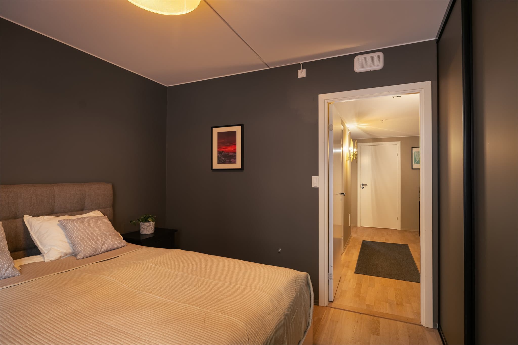 Soverommene har glatte, malte veggflater og parkett på gulvet.