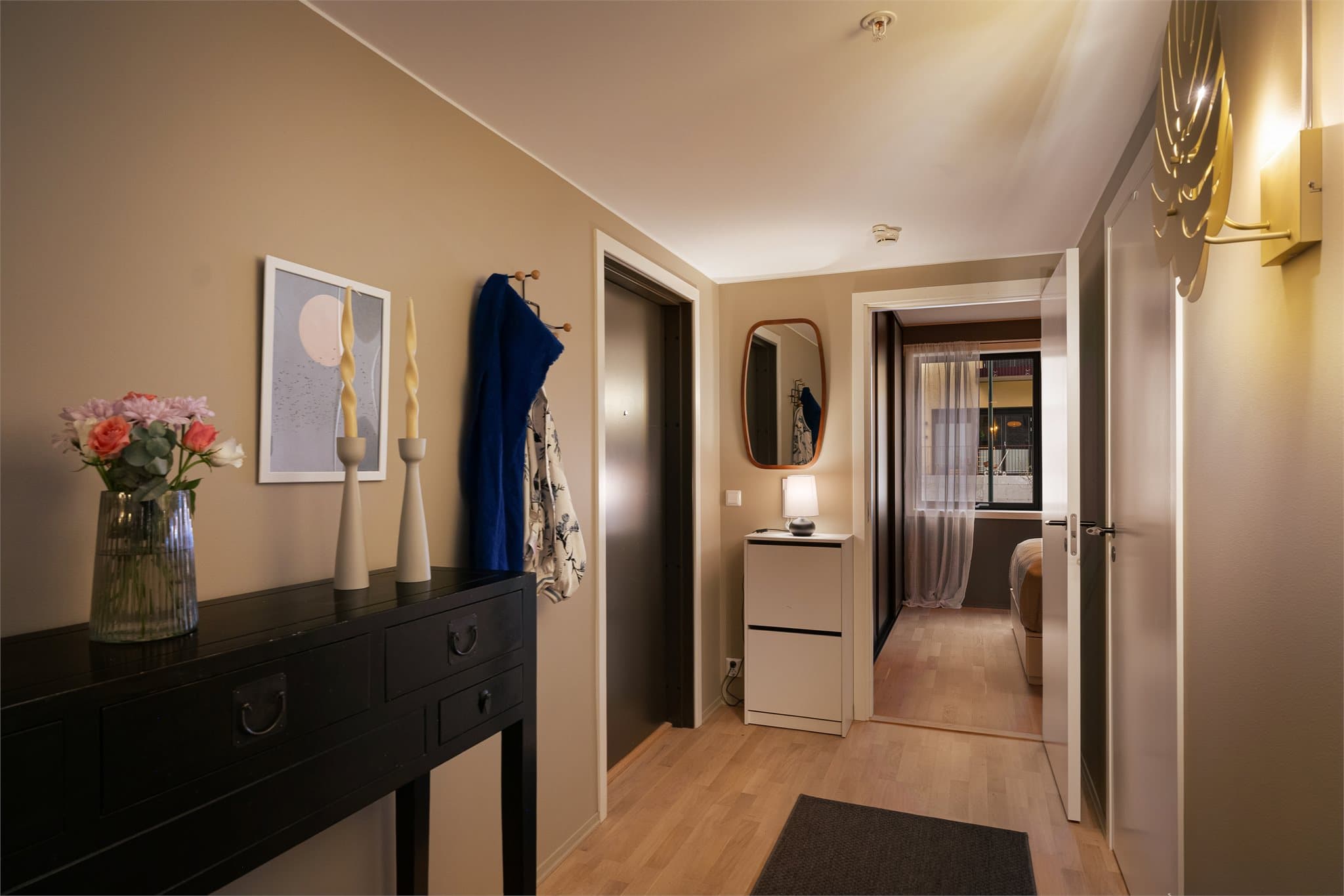 Leiligheten har en lys og innbydende entré som gir et svært godt førsteinntrykk av boligen.