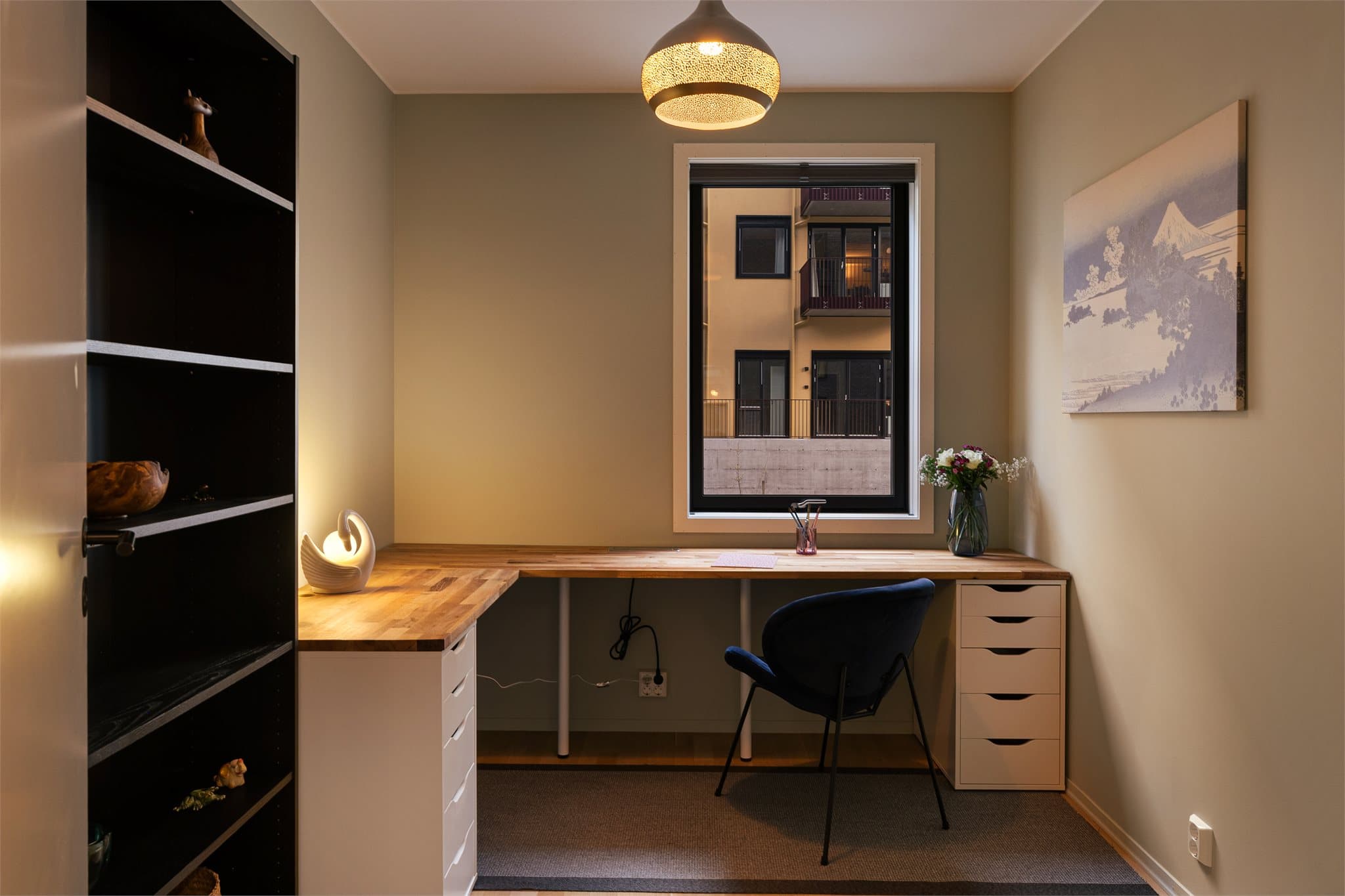 Soverom lll er per i dag innredet som et praktisk hjemmekontor.