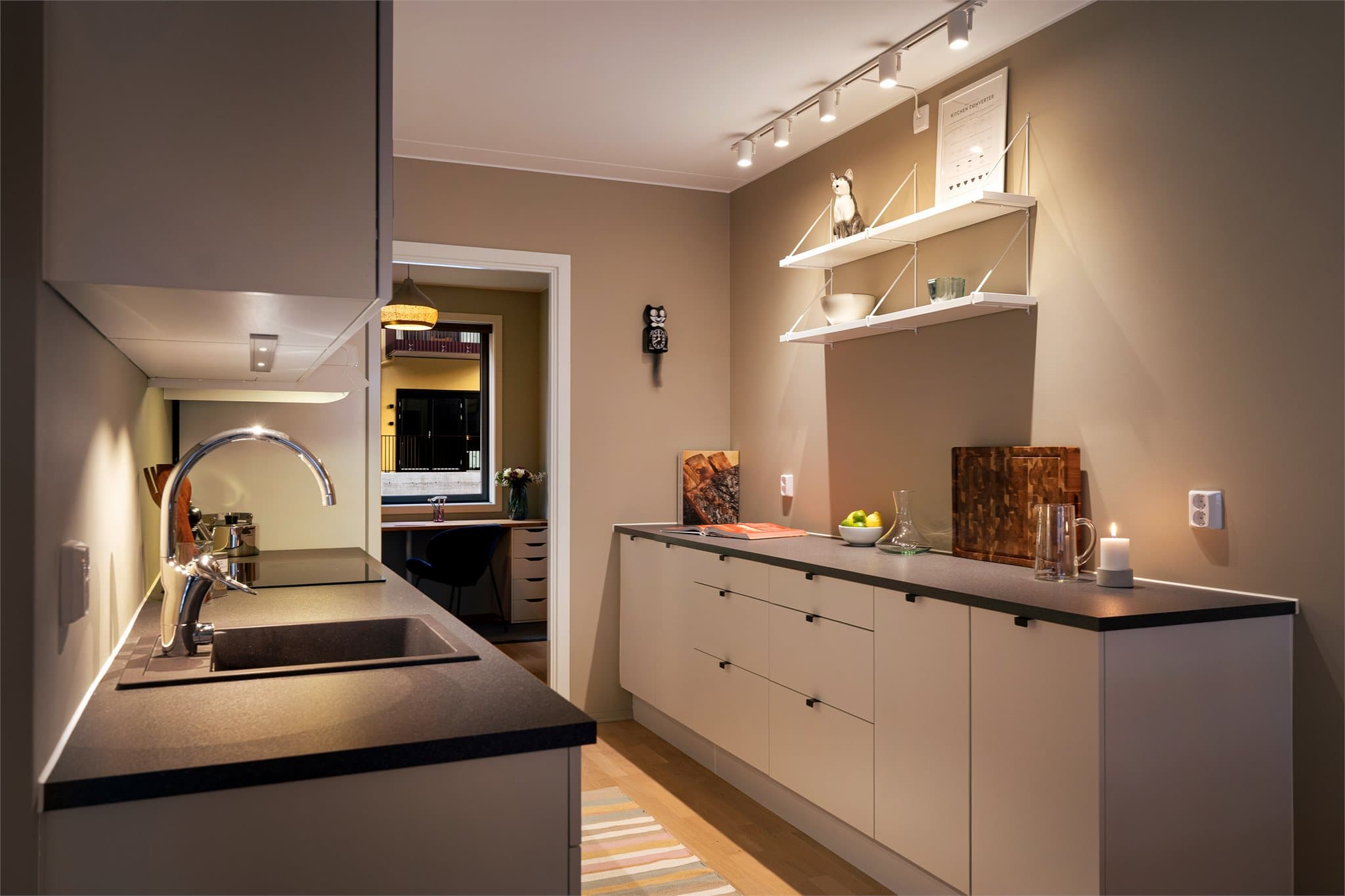 Kjøkkeninnredning med glatte fronter og slitesterk laminatbenkeplate. Waterguard og komfyrvakt er montert.