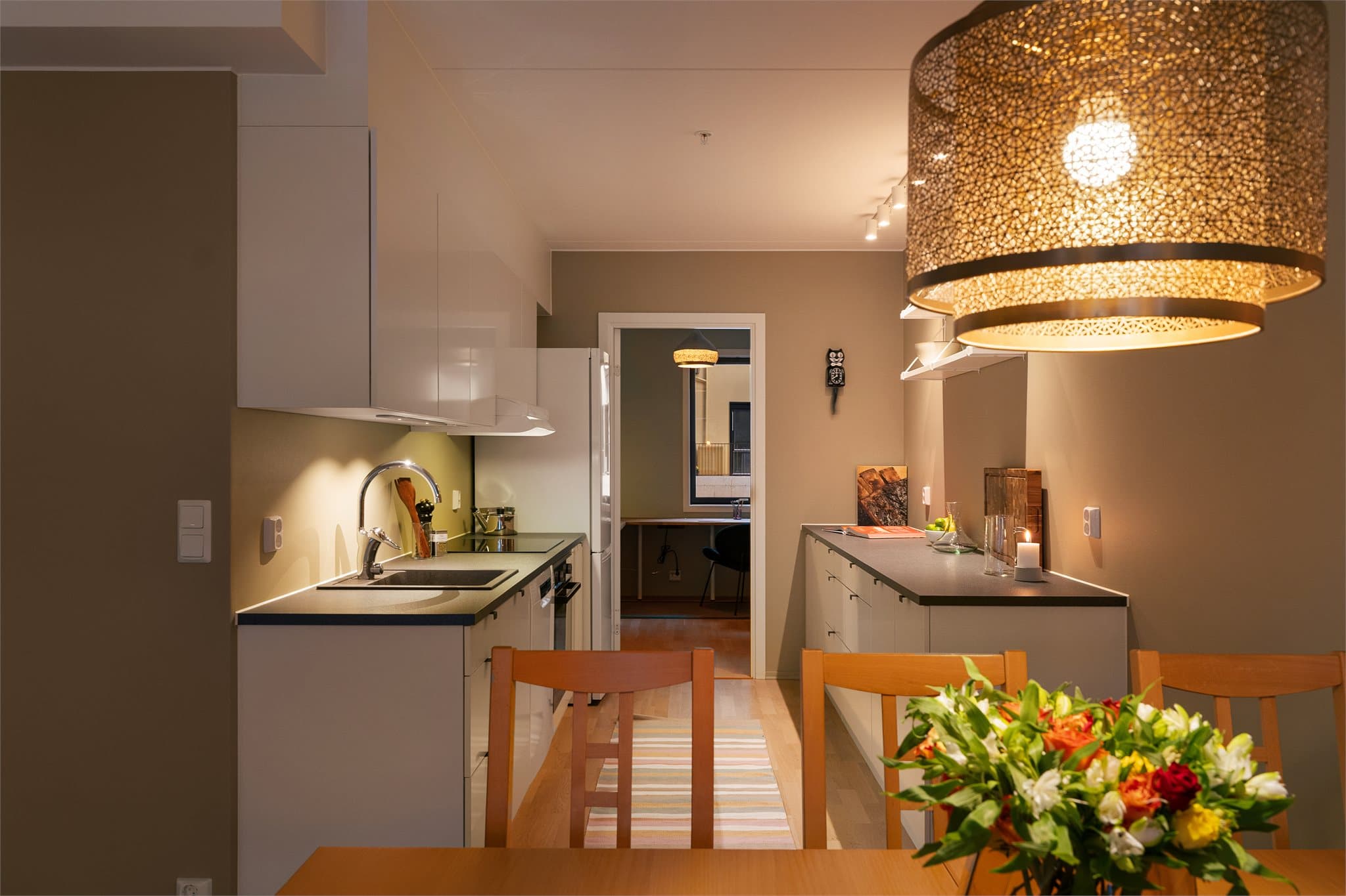 Kjøkkenet har en moderne og praktisk utforming med stilrene, glatte fronter og slitesterk laminat benkeplate med nedfelt vaskekum