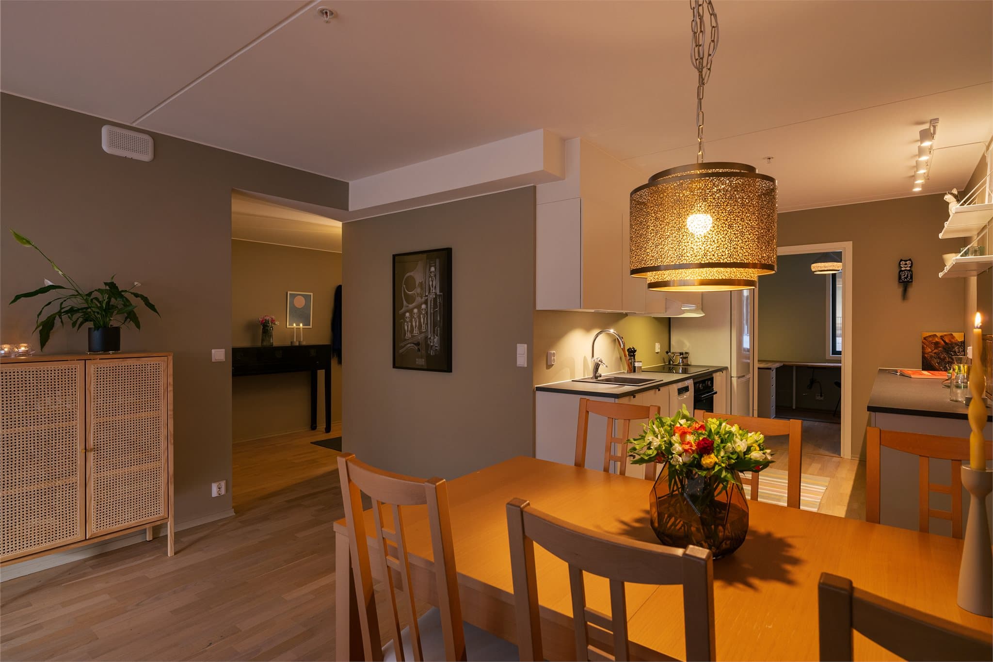 Malte plater og betong på vegger gir et rent og moderne uttrykk.