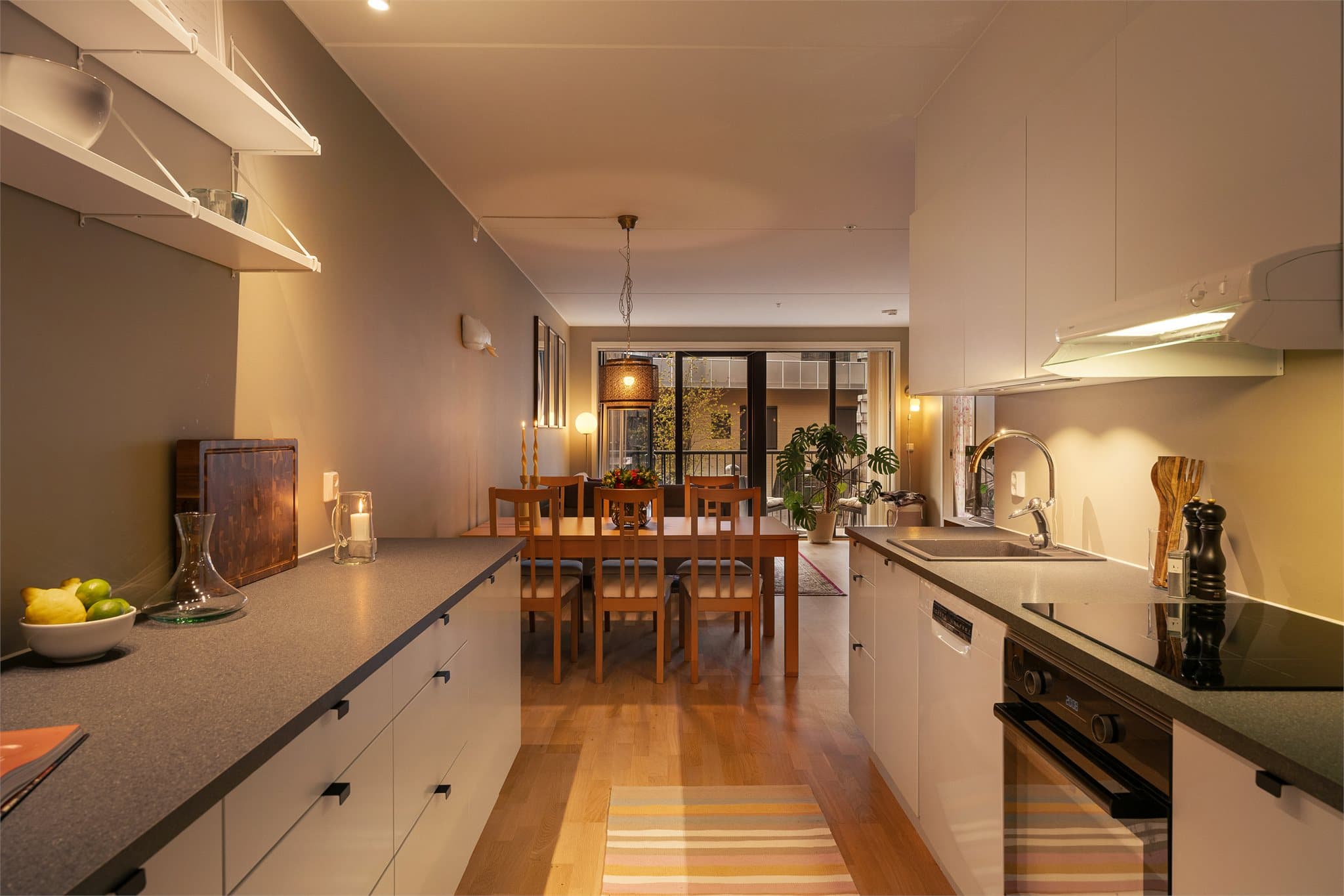 Kjøkkenet er utstyrt med bl.a. induksjonstopp fra Bosch, dampovn fra Beko med pyrolytisk rengjøring og oppvaskmaskin fra Bosch med waterguard.