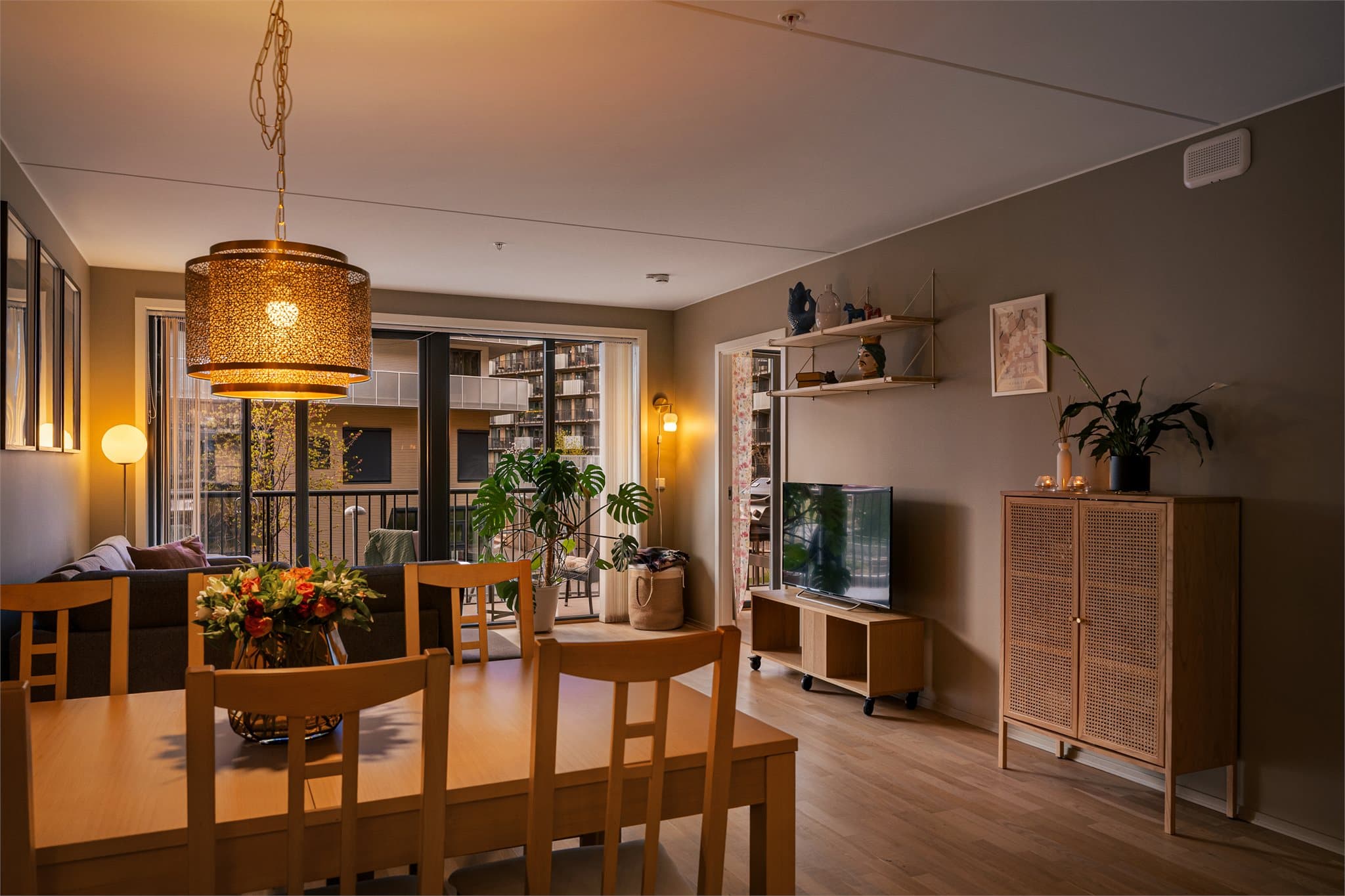 Det er gjennomgående parkett på gulv i alle oppholdsrom, noe som skaper et helhetlig inntrykk.