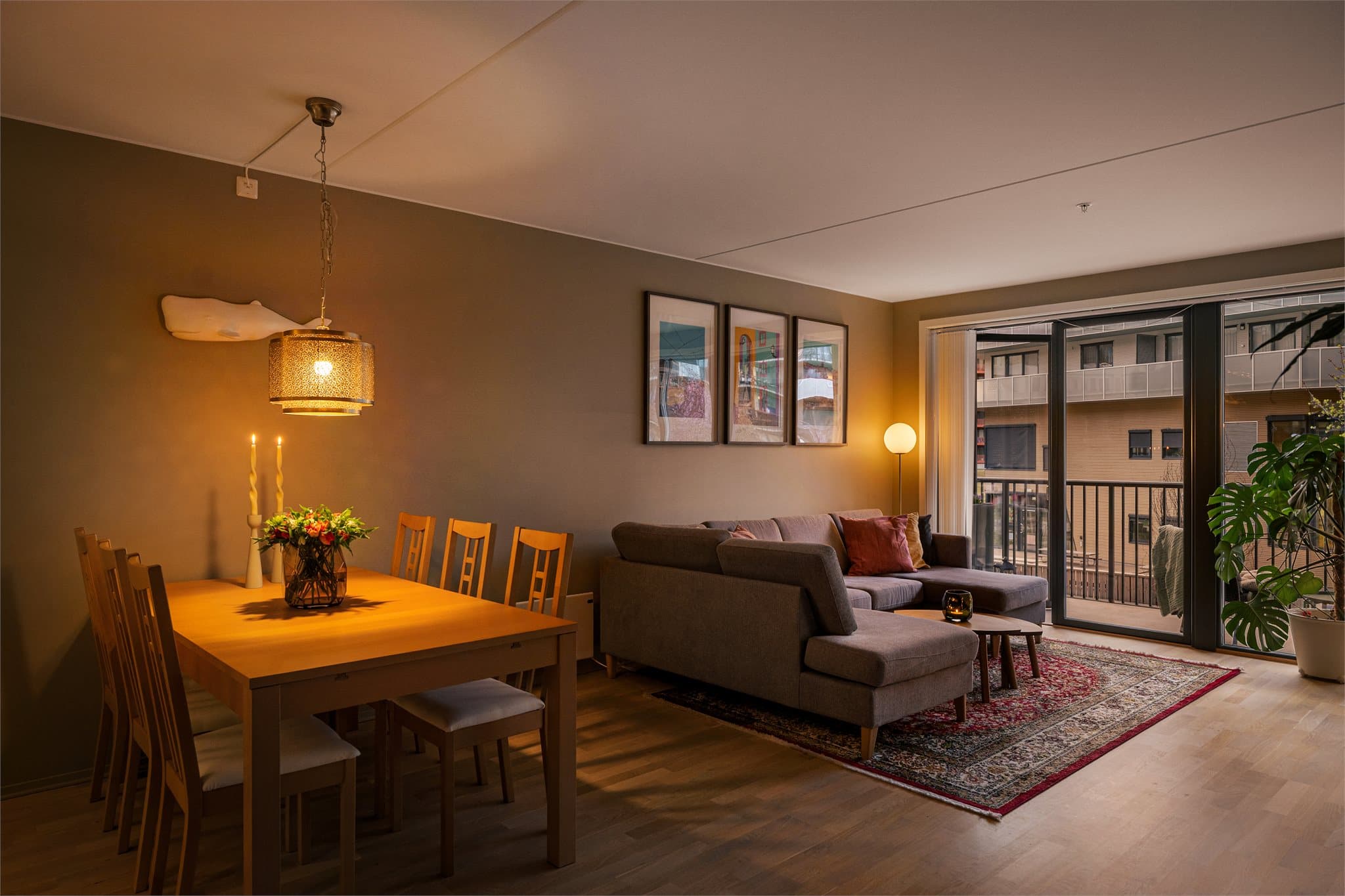 Her er det god plass til både sofagruppe og spisebord, noe som legger til rette for hyggelige sammenkomster med familie og venner.