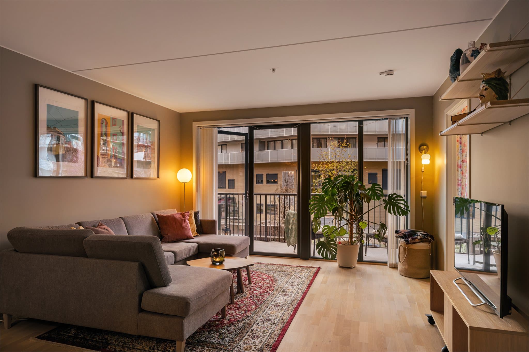 Store glassflater slipper inn lys og kobler stuen sammen med uteplassen.