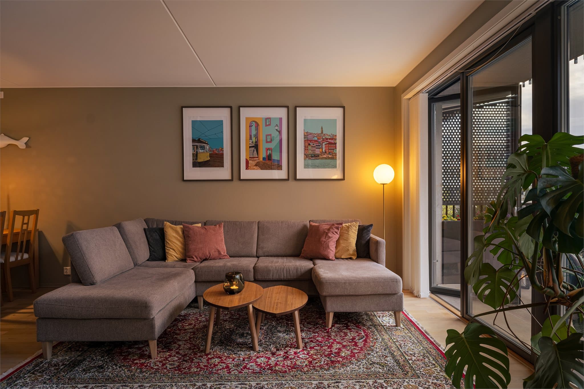 Balkongdøren har 2-lags glass, produsert i 2019.