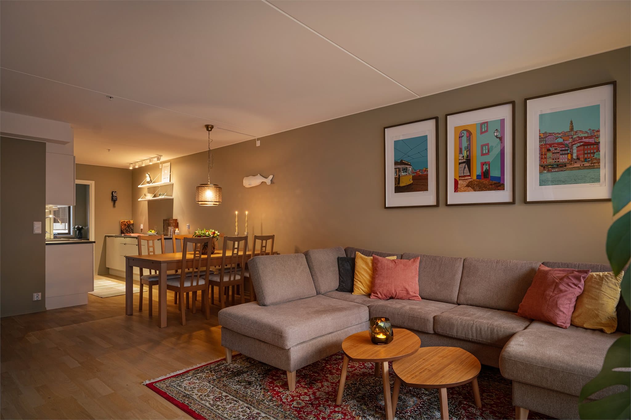 Stuen fremstår som et naturlig samlingspunkt i boligen, med en åpen og sosial løsning mot kjøkkenet.