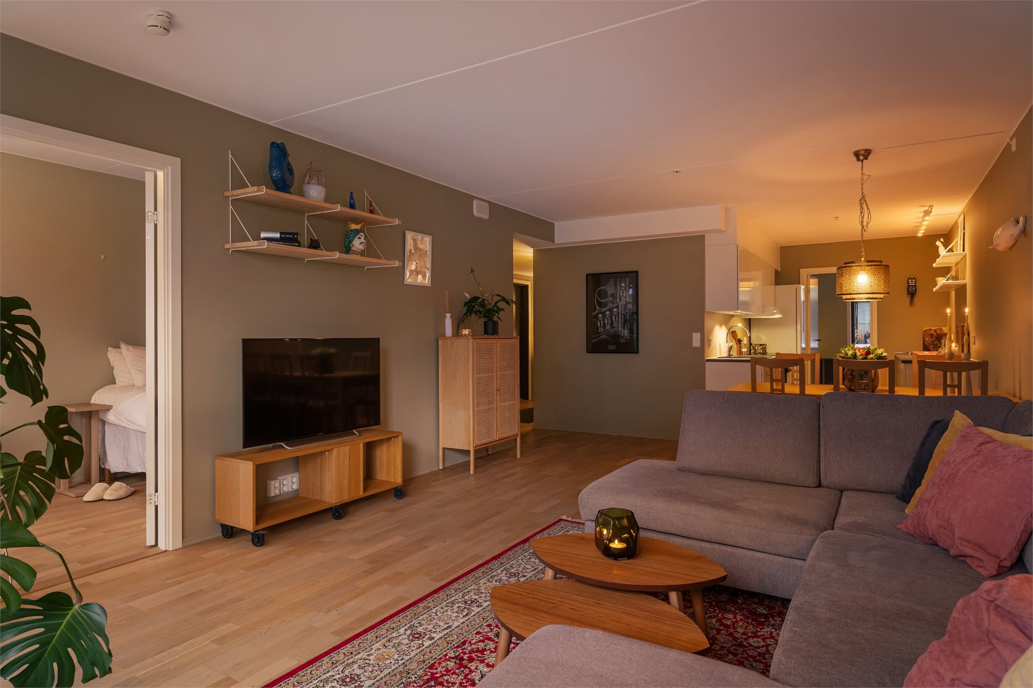 Takhøyden på ca. 2,50 meter, kombinert med store vindusflater, gir rommet en luftig og behagelig atmosfære med rikelig naturlig lysinnslipp.