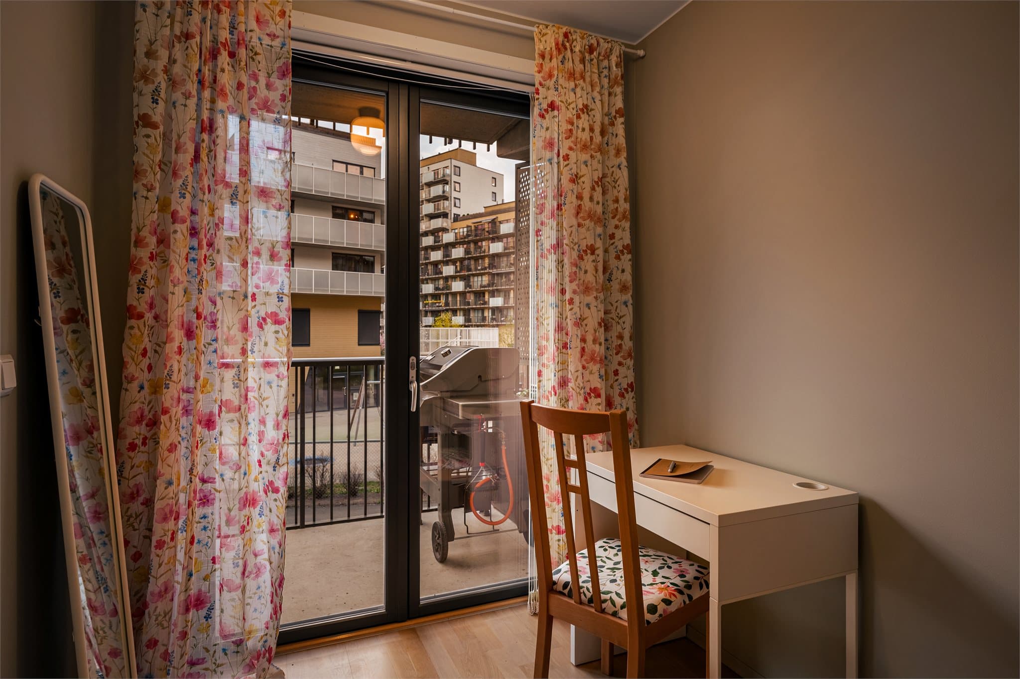 Fra dette soverommet er det også direkte utgang til balkongen.