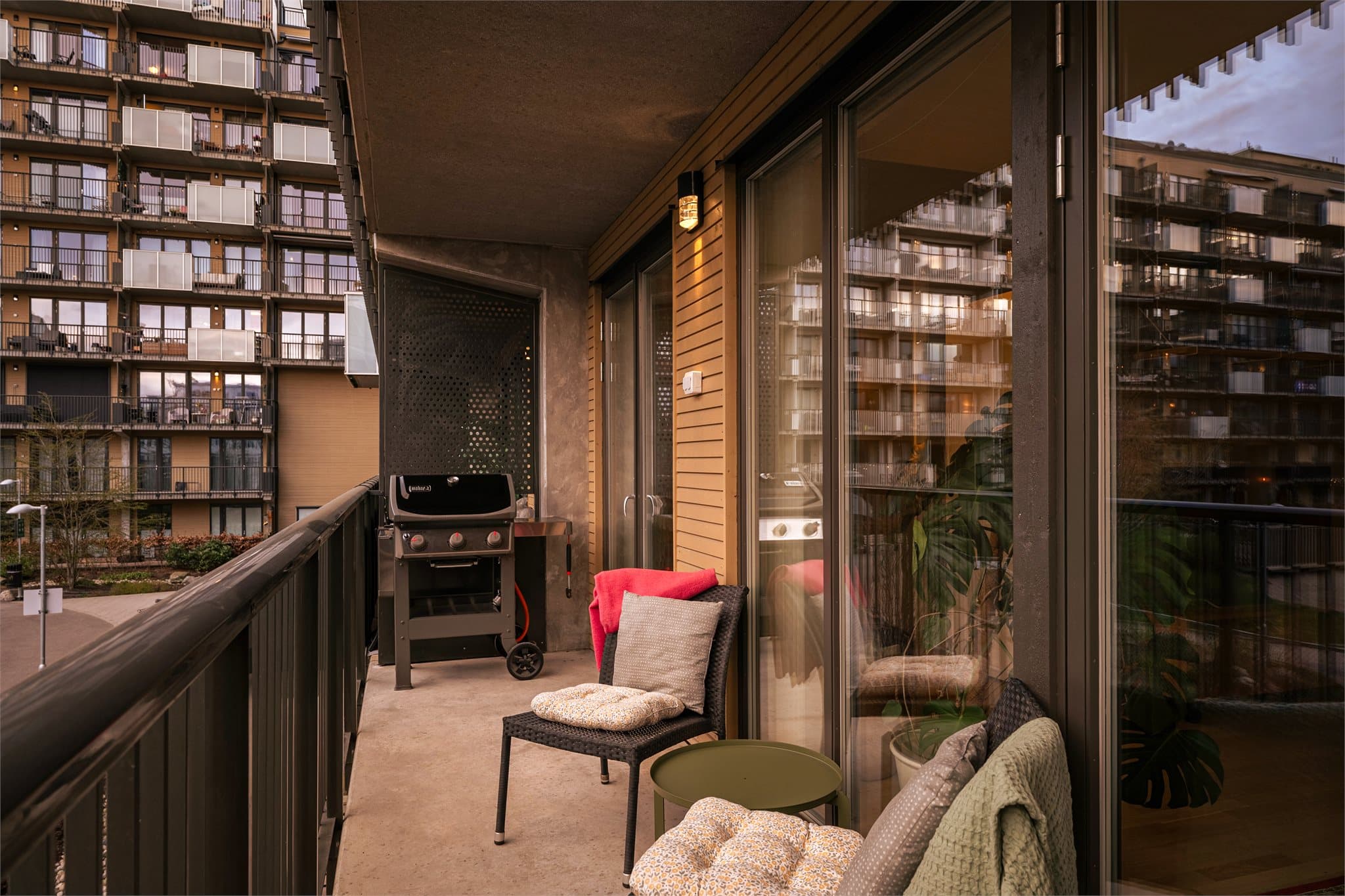 Her presenteres en moderne 4-roms leiligheten fra 2021 på Ulven. Boligen har en arealeffektiv planløsning med tre gode soverom, åpen stue- og kjøkkenløsning, en praktisk innvendig bod, nord vestvendt balkong og flislagt bad.