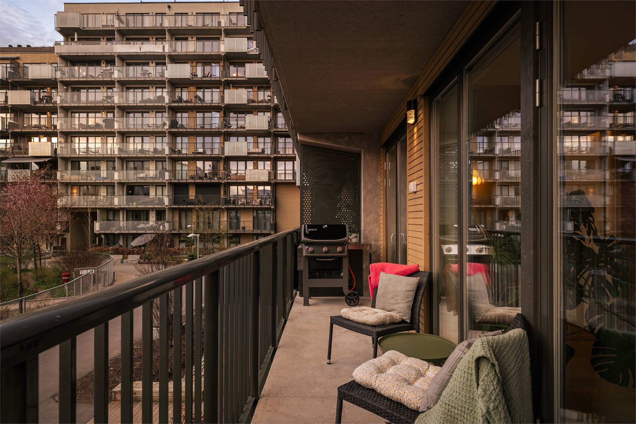 Boligen har en attraktiv, nordvestvendt balkong på ca. 8 m².