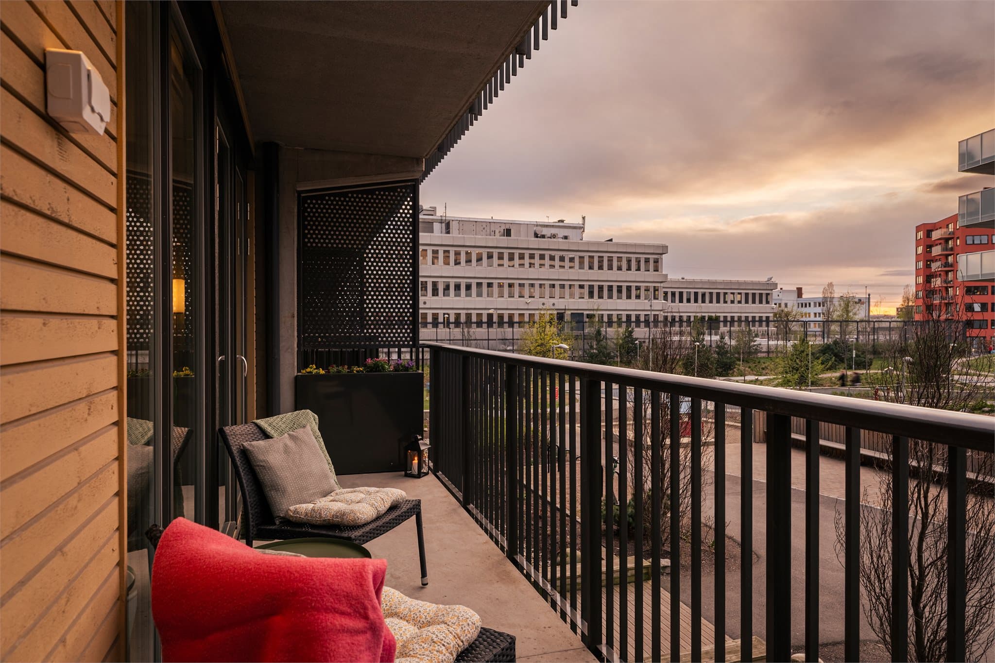 Her er det plass til utemøbler og grill, og området egner seg ypperlig for avslapning og sosiale sammenkomster i sommerhalvåret.