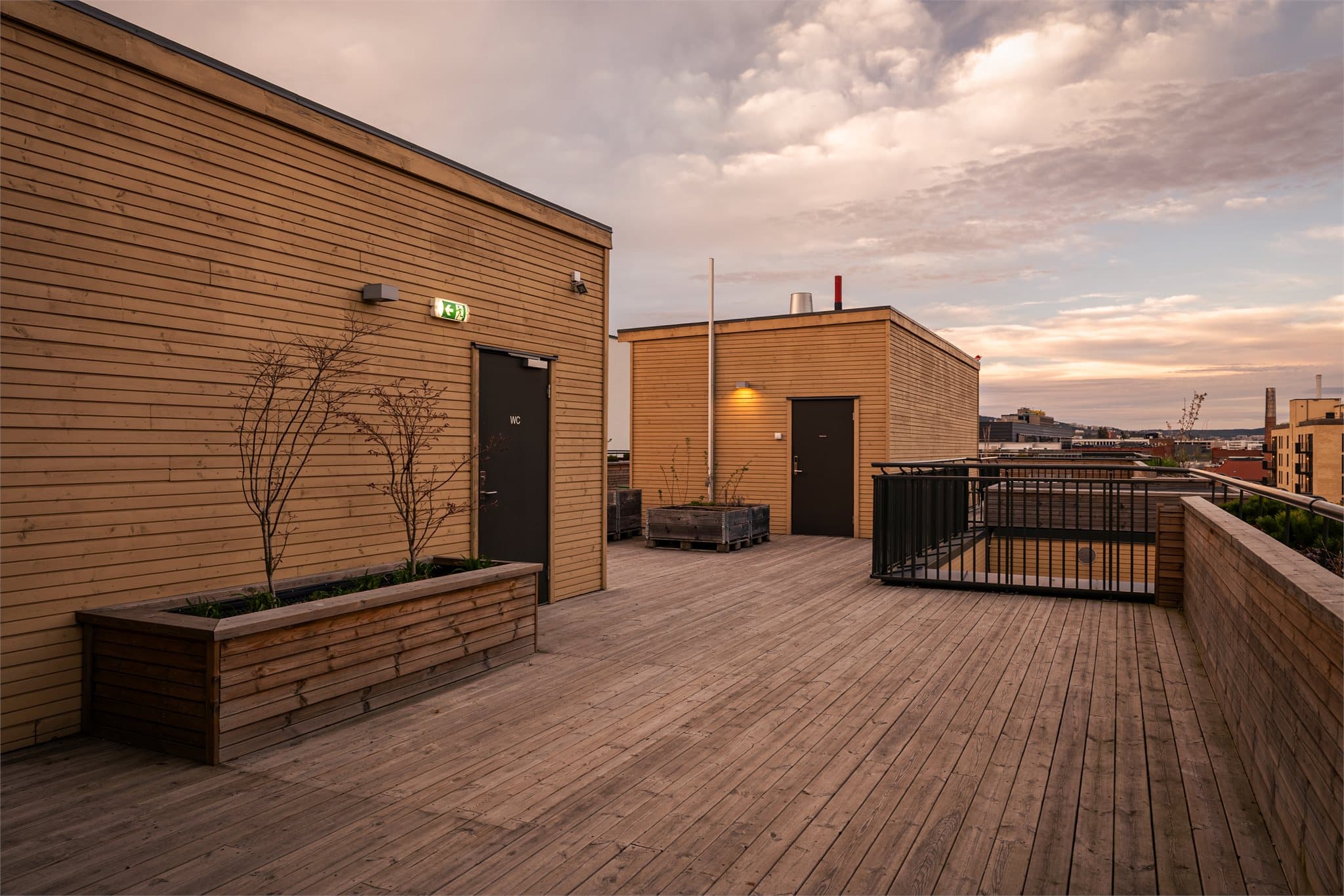 Borettslaget har en stor, felles takterrasse som beboerne fritt kan benytte.