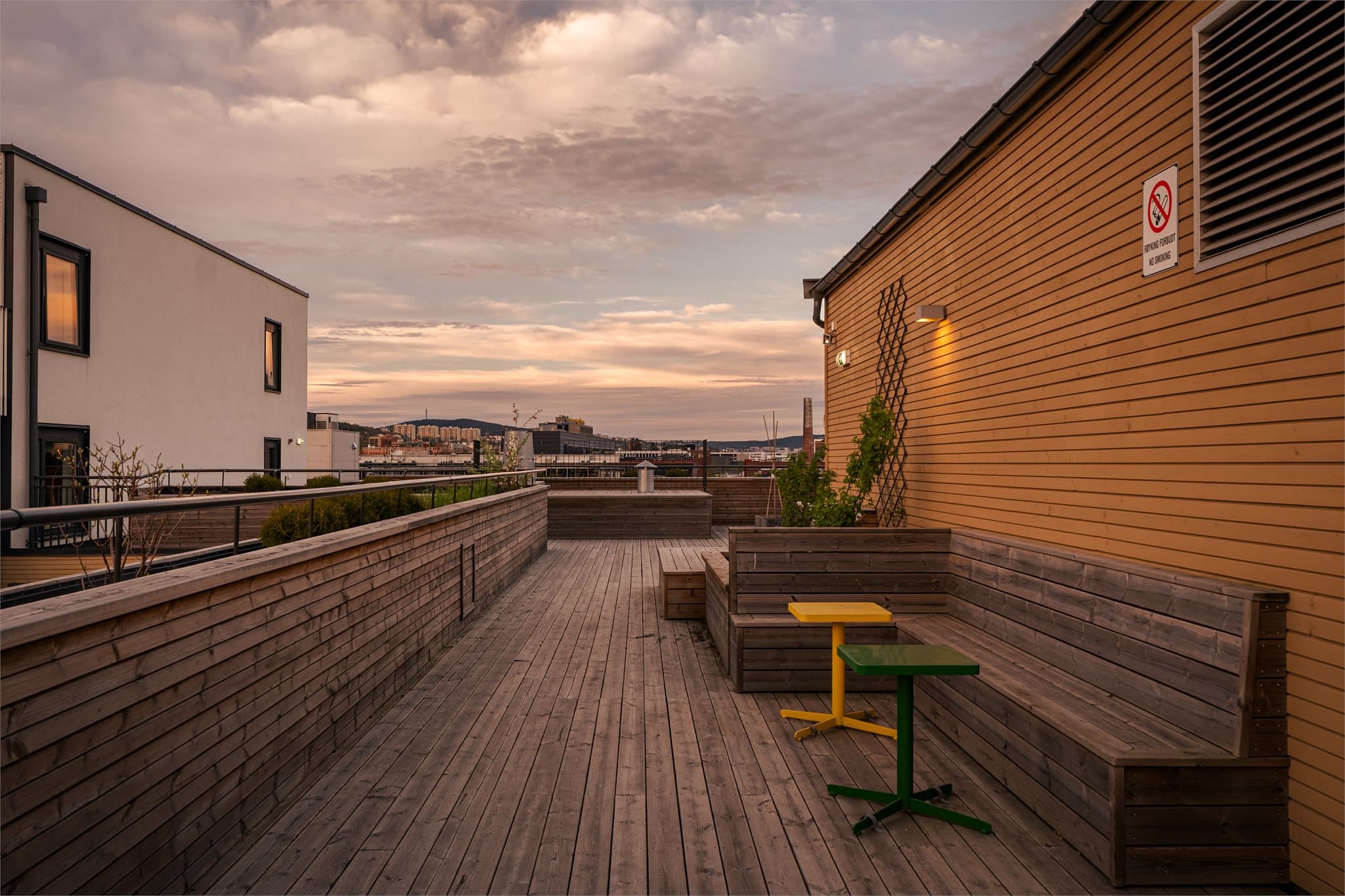 Takterrassen er møblert med flere sittegrupper og er et flott sted å samles.